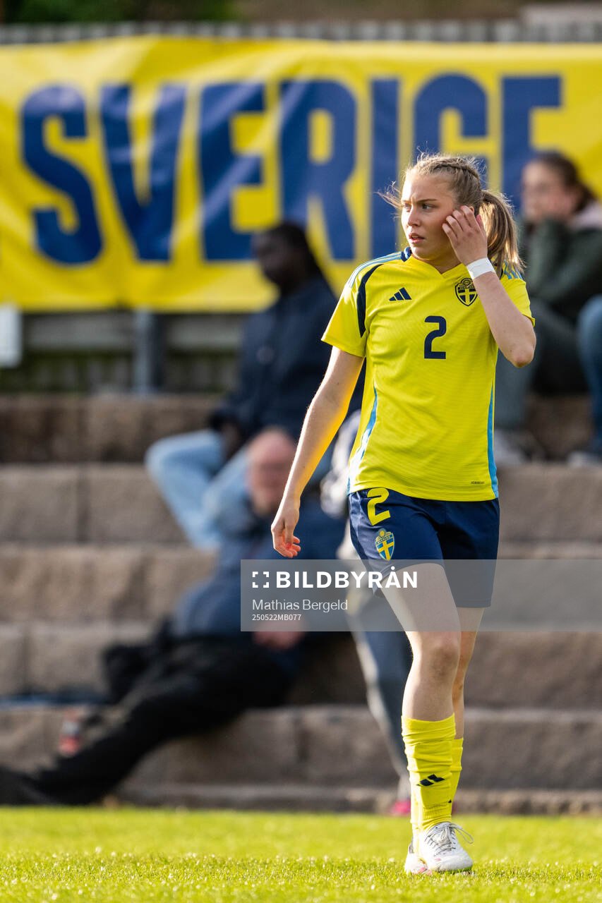 Sveriges Thea Eriksson under F16-landskampen i fotboll mellan Sverige och Österrike den 22 maj 2025 i Smögen. 