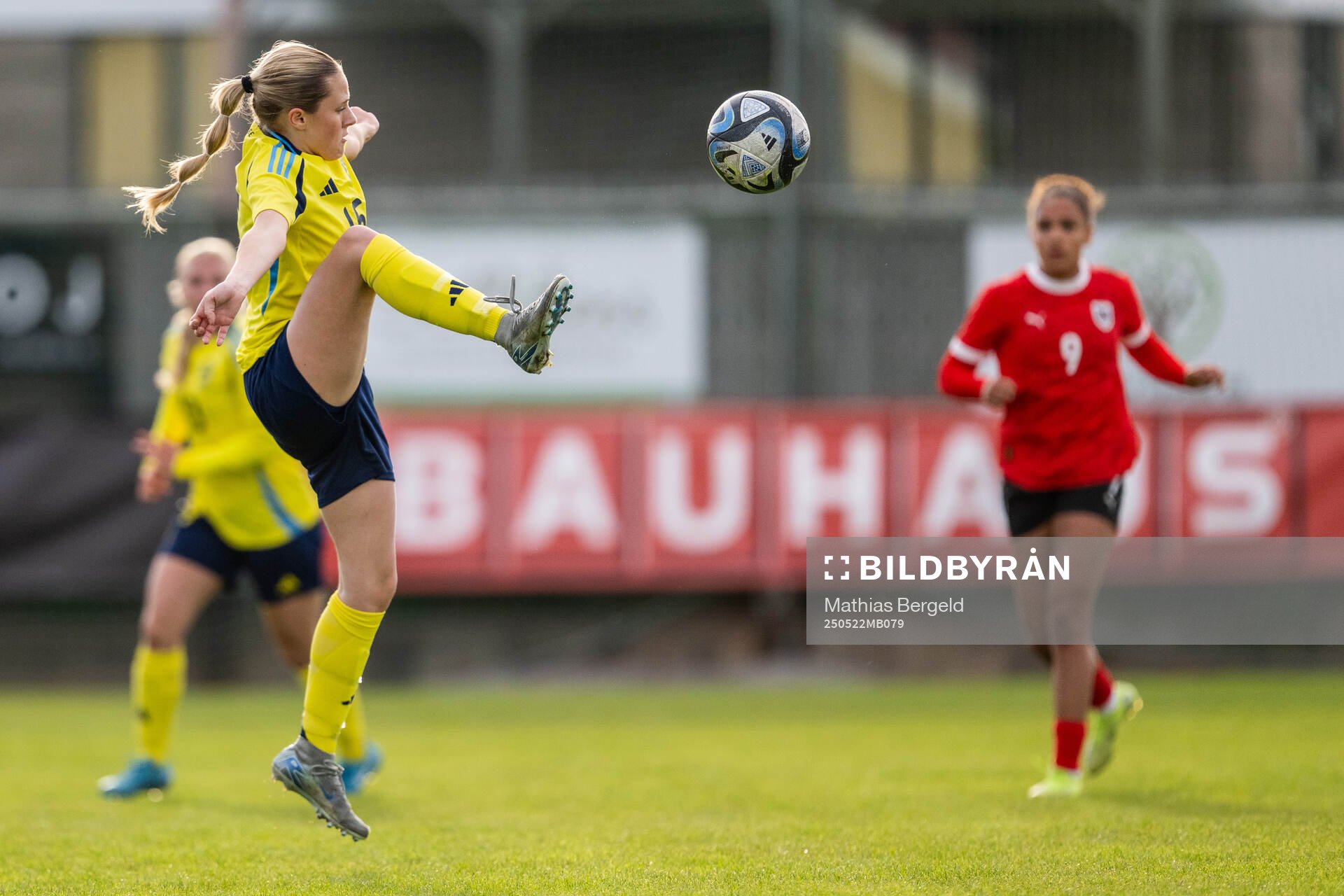 Sveriges Cornelia Ljungberg under F16-landskampen i fotboll mellan Sverige och Österrike den 22 maj 2025 i Smögen. 