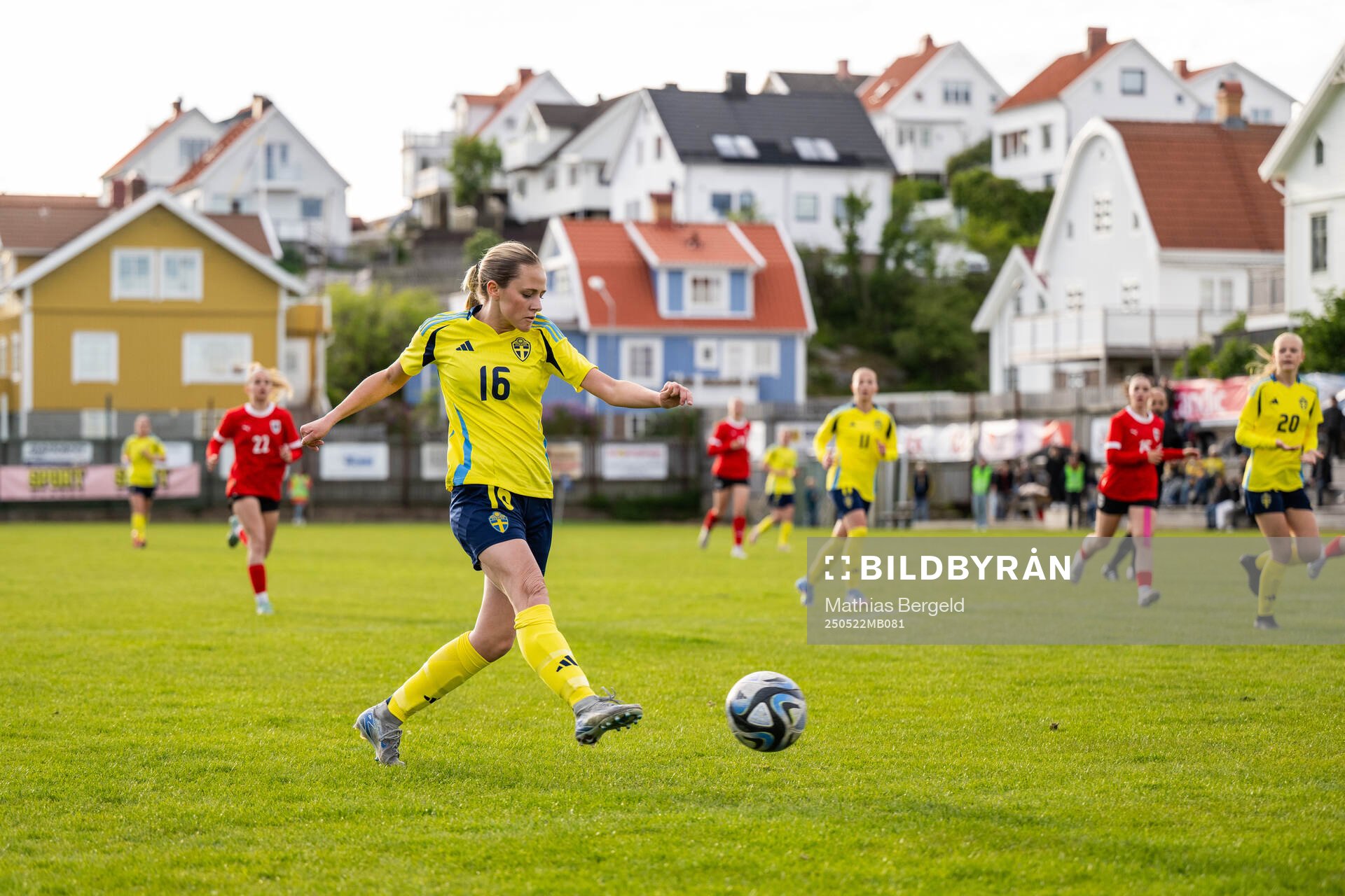 Sveriges Cornelia Ljungberg under F16-landskampen i fotboll mellan Sverige och Österrike den 22 maj 2025 i Smögen. 