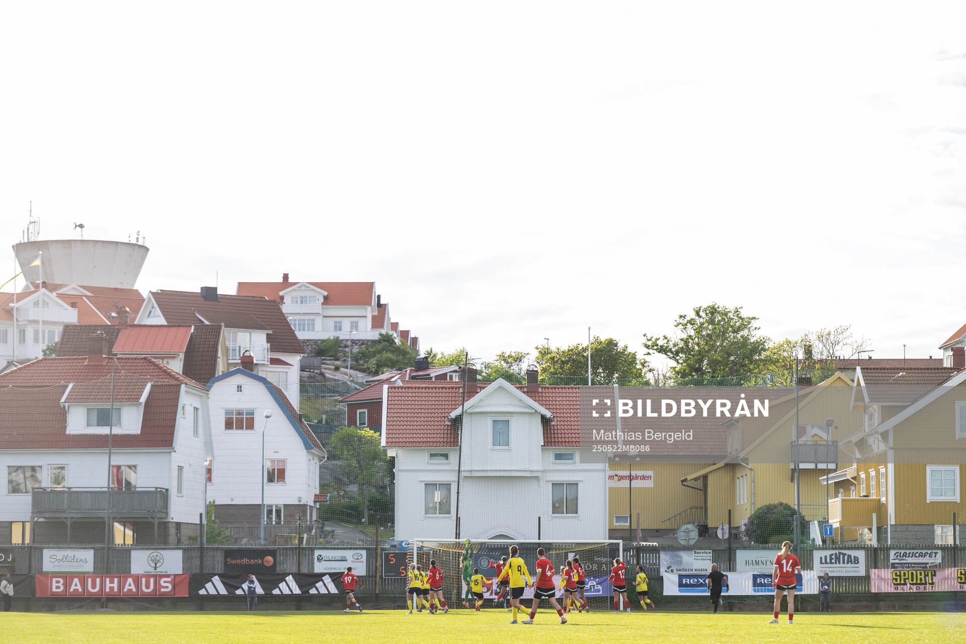 Hus bakom Havsvallen under F16-landskampen i fotboll mellan Sverige och Österrike den 22 maj 2025 i Smögen. 