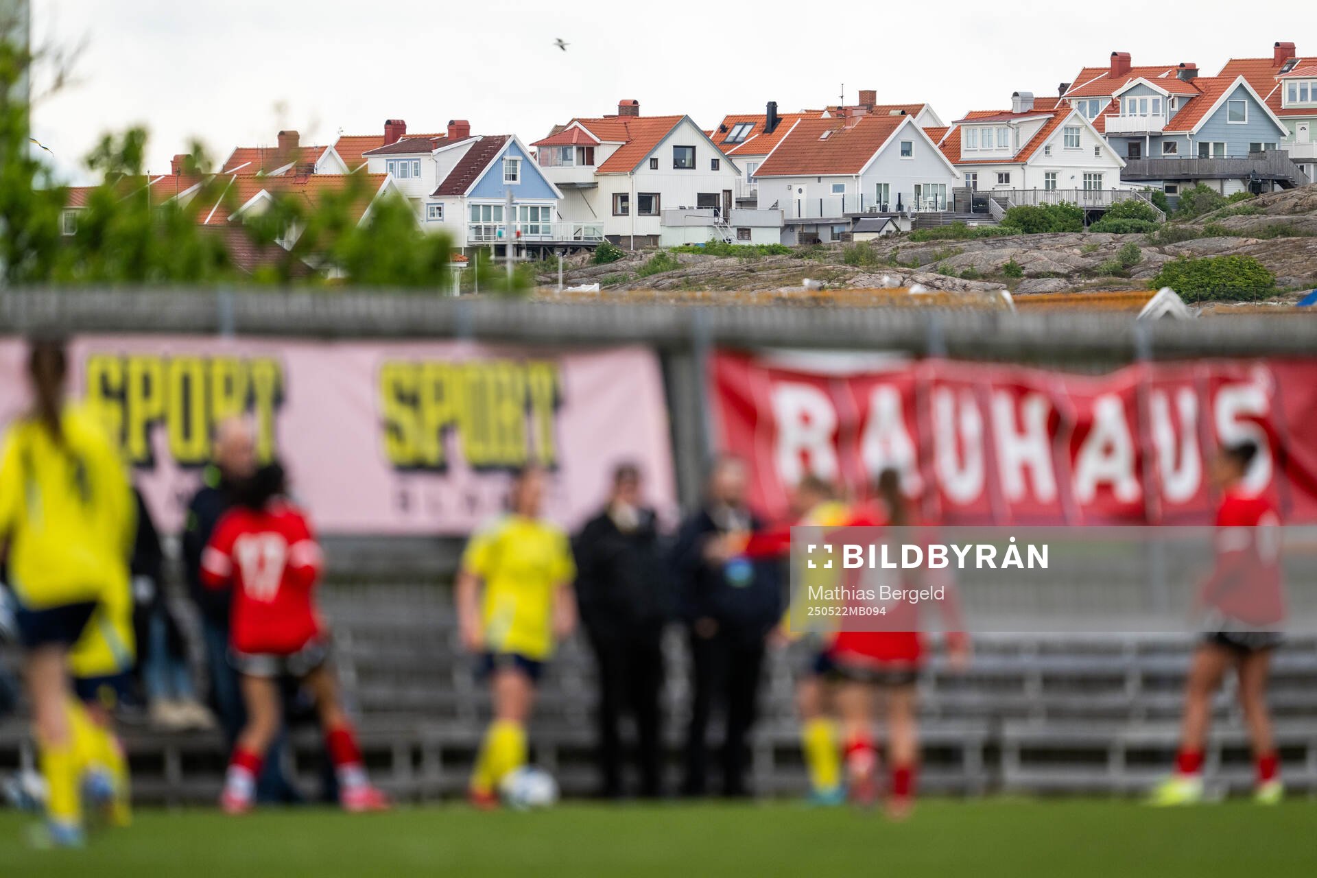 Hus bakom Havsvallen under F16-landskampen i fotboll mellan Sverige och Österrike den 22 maj 2025 i Smögen. 
