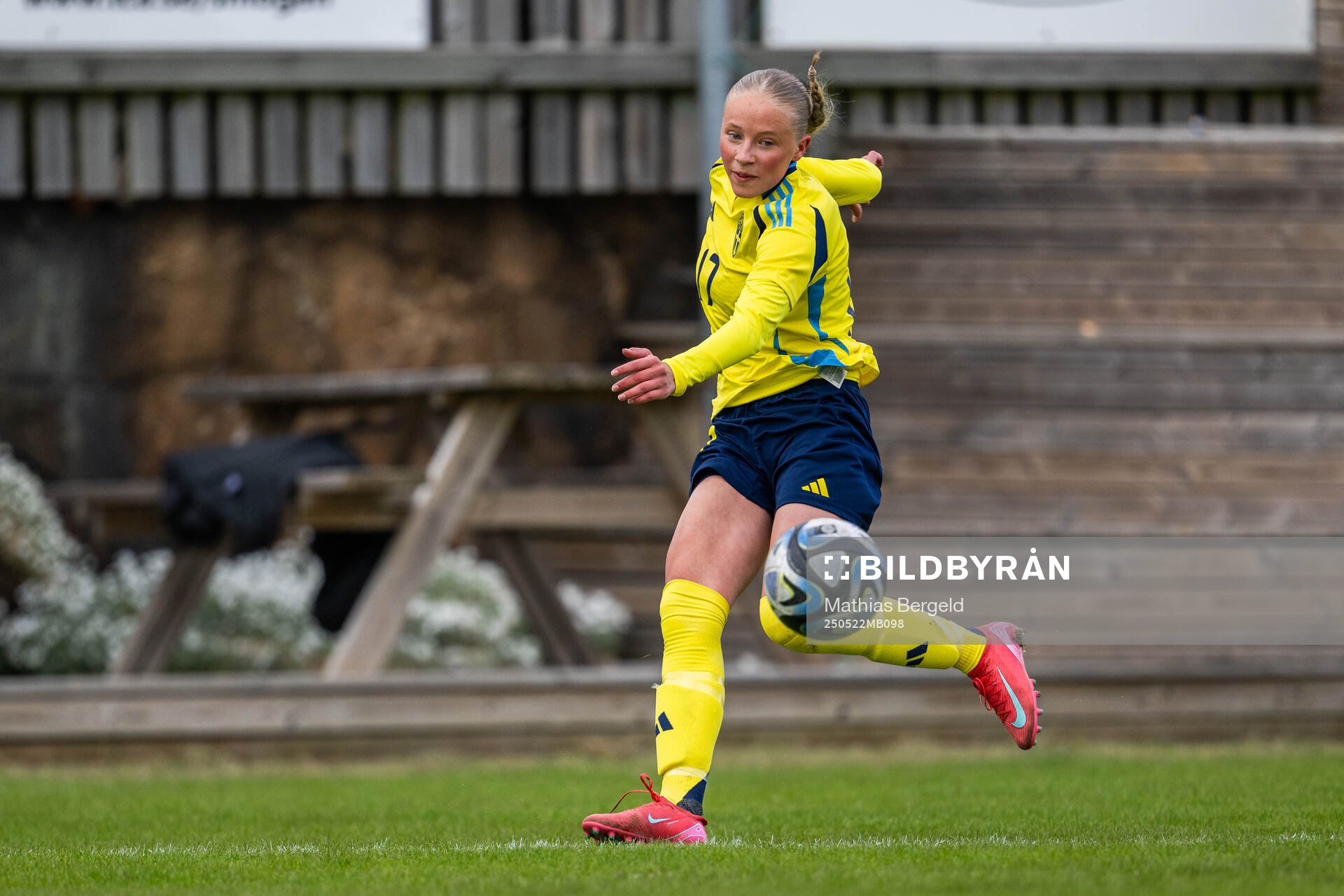 Sveriges Stina Myrén under F16-landskampen i fotboll mellan Sverige och Österrike den 22 maj 2025 i Smögen. 