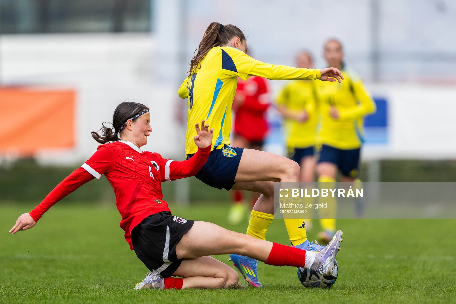 Österrikes Sandra Rausch och Sveriges Rona Krasniqi under F16-landskampen i fotboll mellan Sverige och Österrike den 22 maj 2025 i Smögen. 