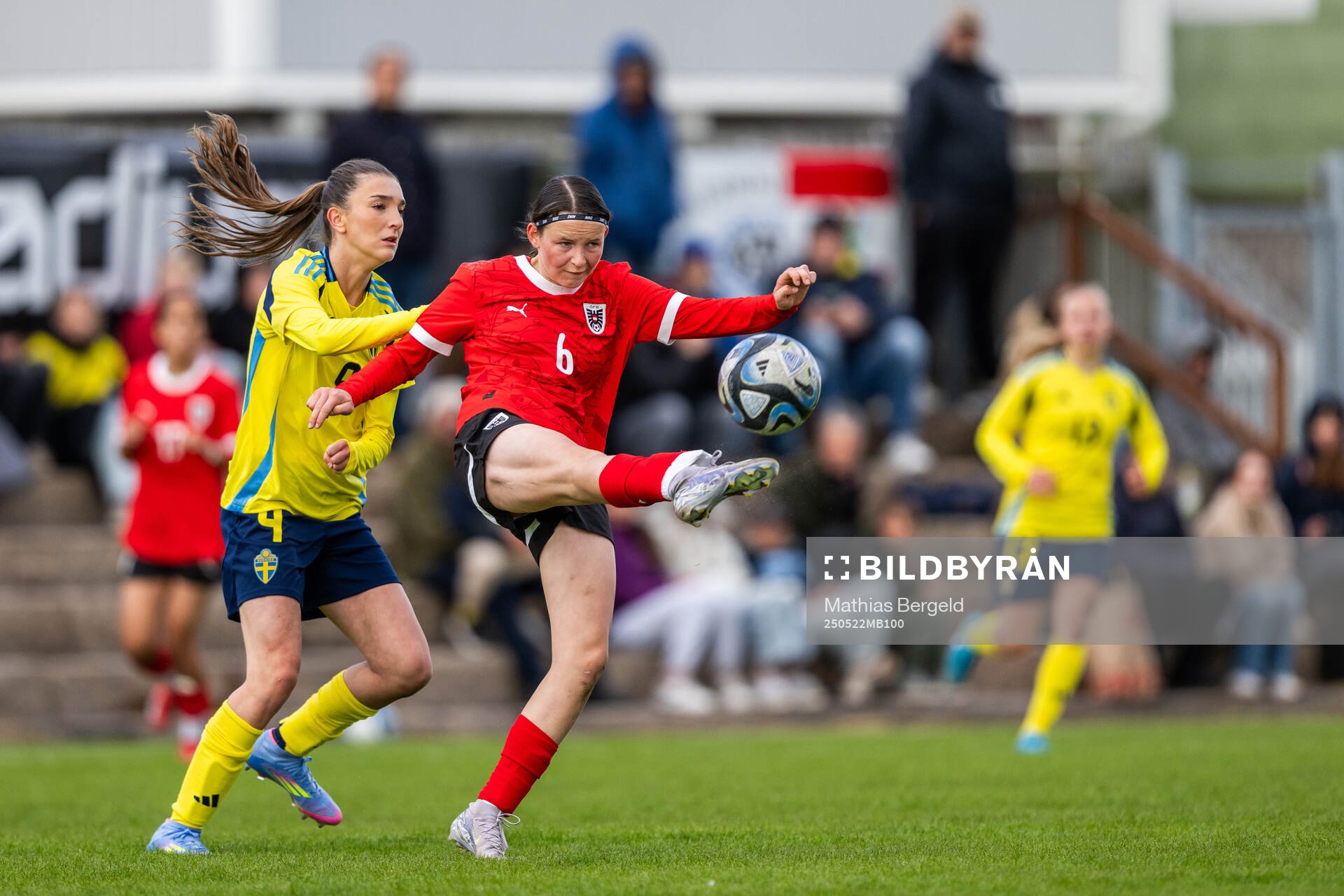 Sveriges Rona Krasniqi och Österrikes Sandra Rausch under F16-landskampen i fotboll mellan Sverige och Österrike den 22 maj 2025 i Smögen. 