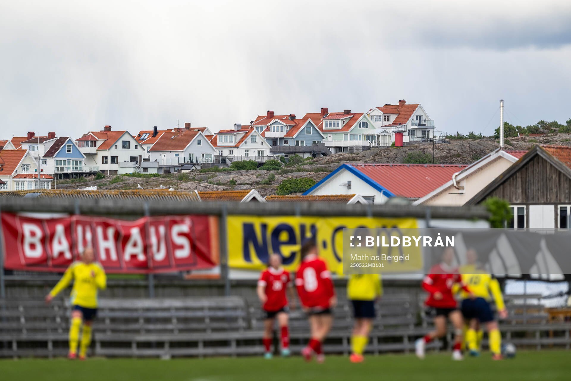 Hus bakom Havsvallen under F16-landskampen i fotboll mellan Sverige och Österrike den 22 maj 2025 i Smögen. 