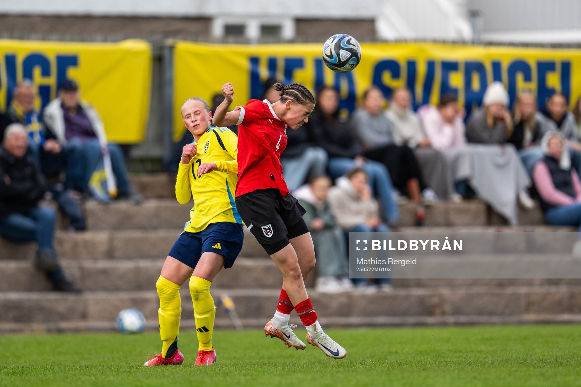 Sveriges Stina Myrén och Österrikes Elina Schitter under F16-landskampen i fotboll mellan Sverige och Österrike den 22 maj 2025 i Smögen. 