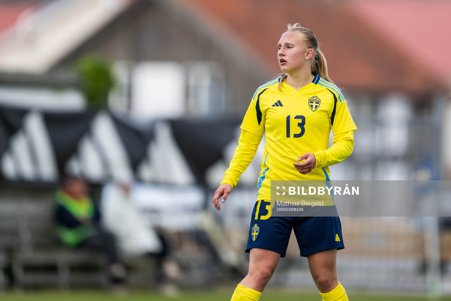 Sveriges Alva Wessberg under F16-landskampen i fotboll mellan Sverige och Österrike den 22 maj 2025 i Smögen. 