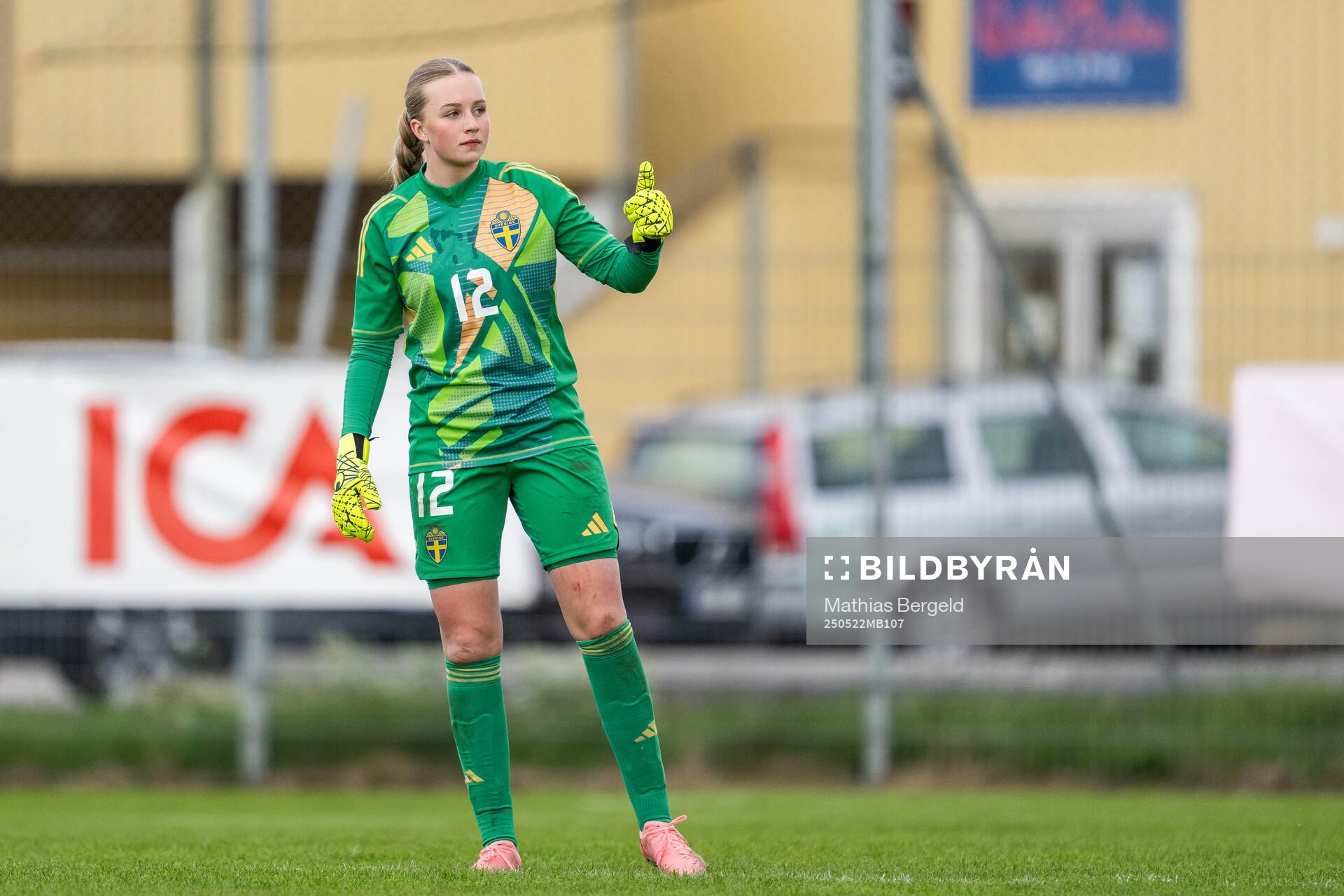 Sveriges målvakt Alice Olsson under F16-landskampen i fotboll mellan Sverige och Österrike den 22 maj 2025 i Smögen. 