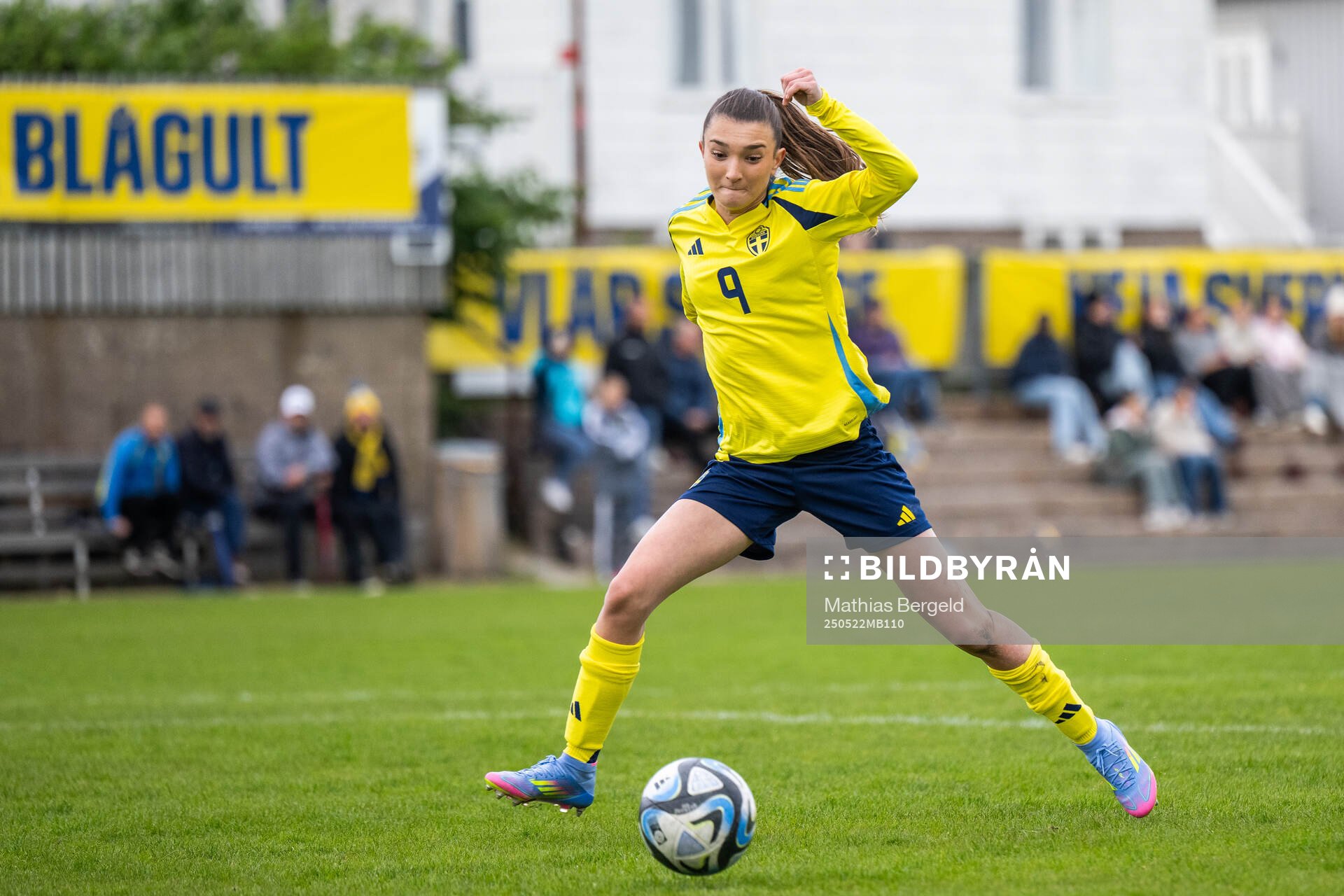 Sveriges Rona Krasniqi under F16-landskampen i fotboll mellan Sverige och Österrike den 22 maj 2025 i Smögen. 
