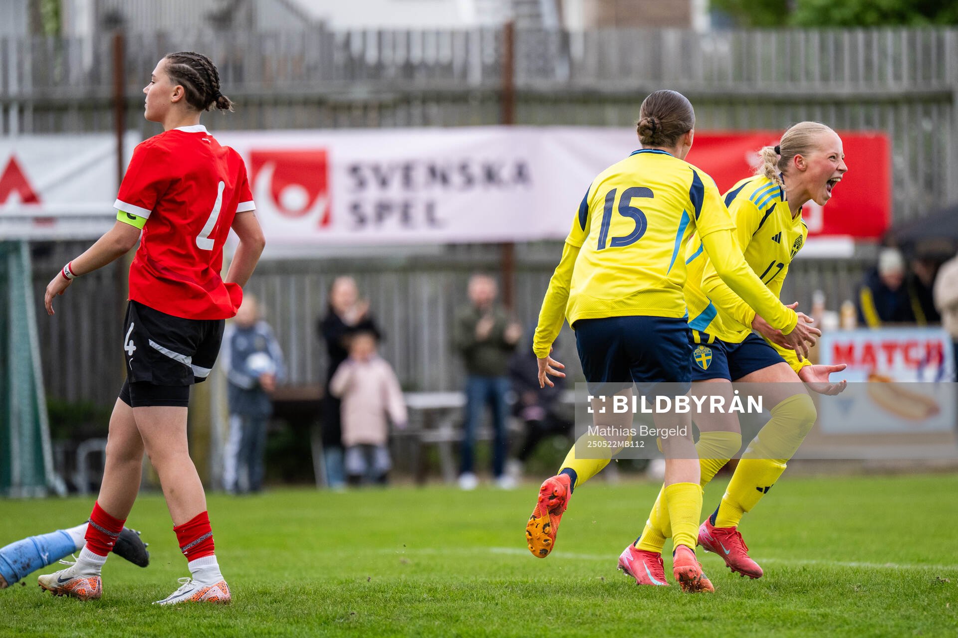 Sveriges Stina Myrén jublar efter att hon gjort 3-1 under F16-landskampen i fotboll mellan Sverige och Österrike den 22 maj 2025 i Smögen. 