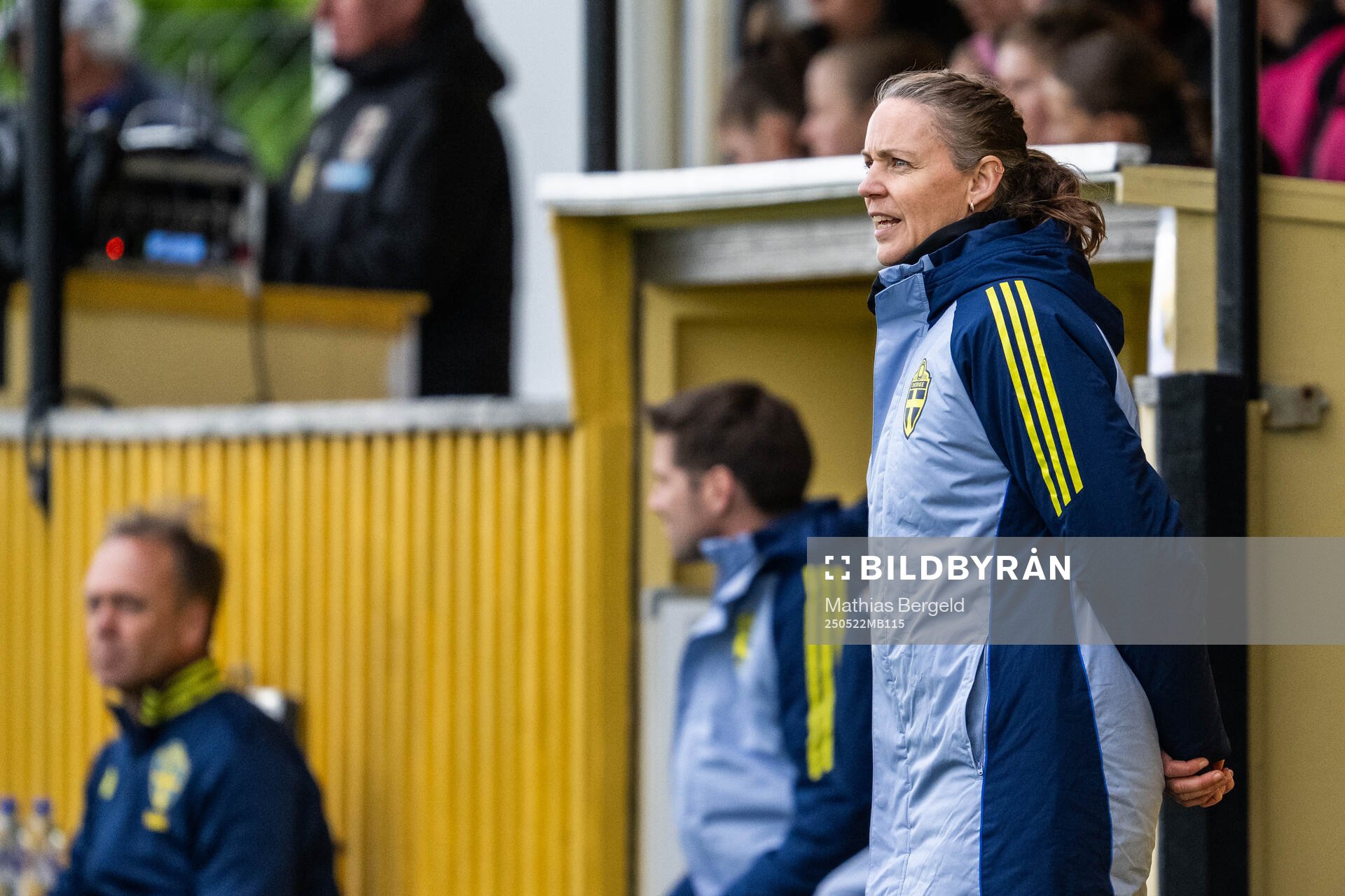 Sveriges förbundskapten Lovisa Delby under F16-landskampen i fotboll mellan Sverige och Österrike den 22 maj 2025 i Smögen. 