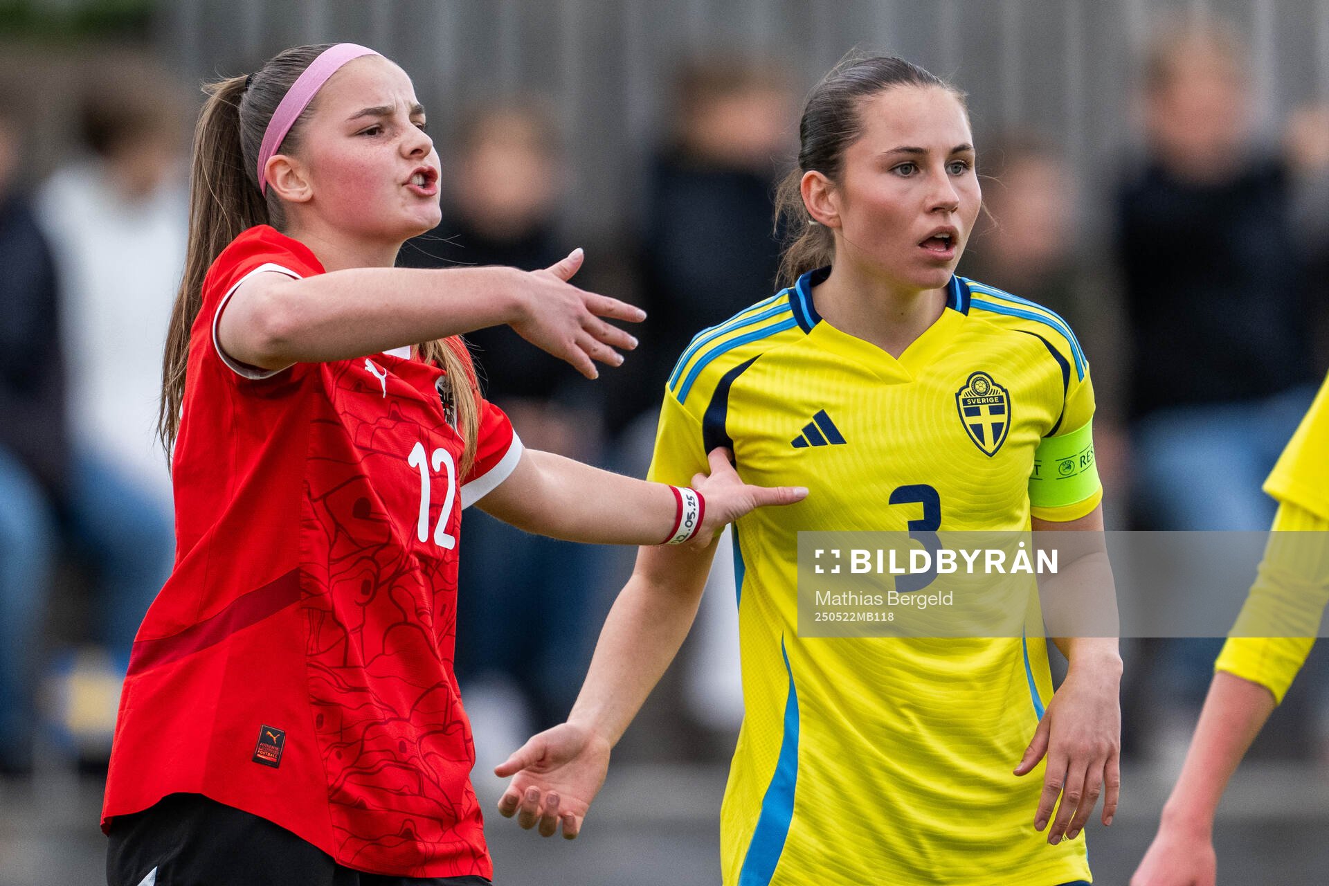 Österrikes Marie Breitwieser och Sveriges Ebba Hertzell under F16-landskampen i fotboll mellan Sverige och Österrike den 22 maj 2025 i Smögen. 