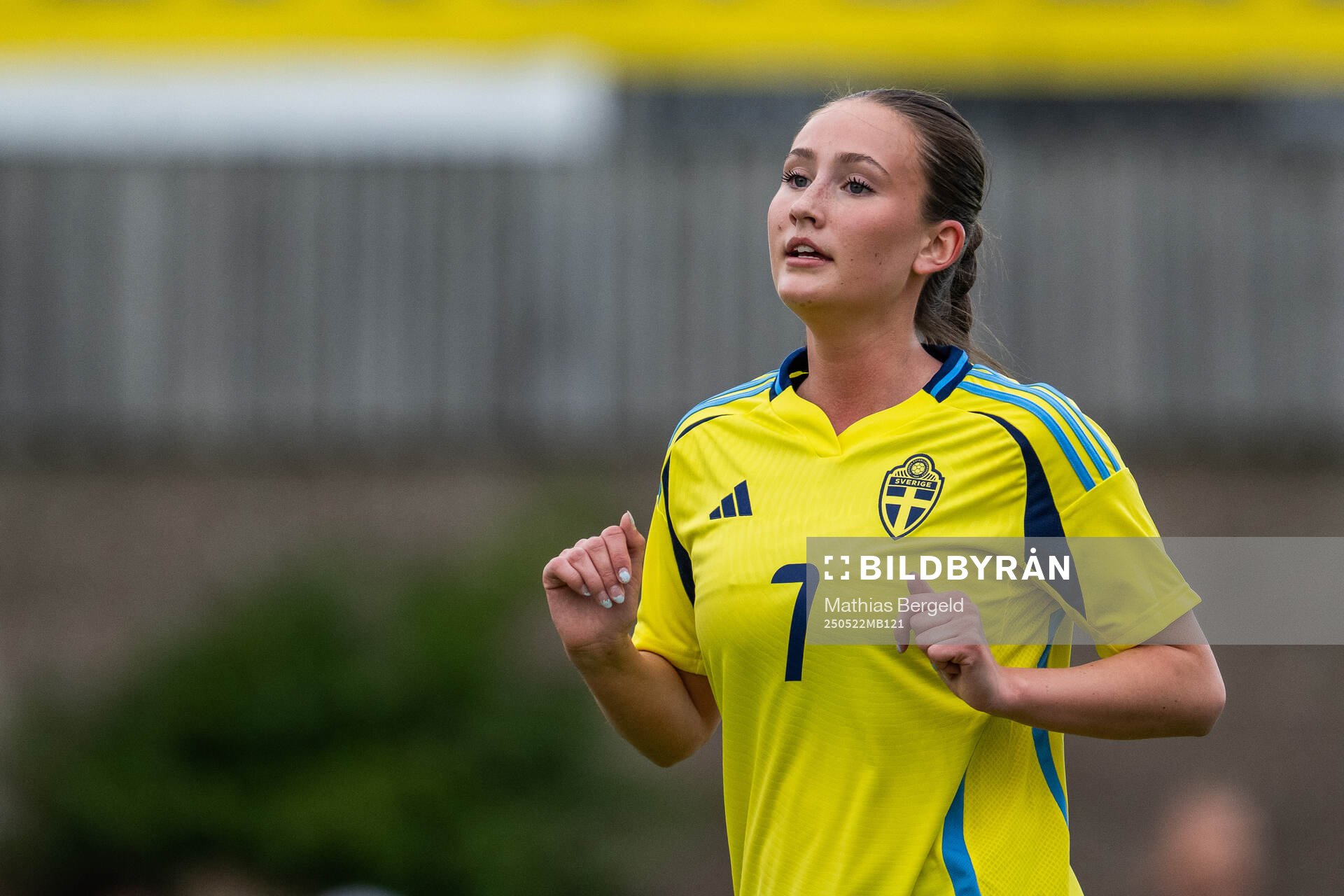 Sveriges Alice Rådsjö under F16-landskampen i fotboll mellan Sverige och Österrike den 22 maj 2025 i Smögen. 