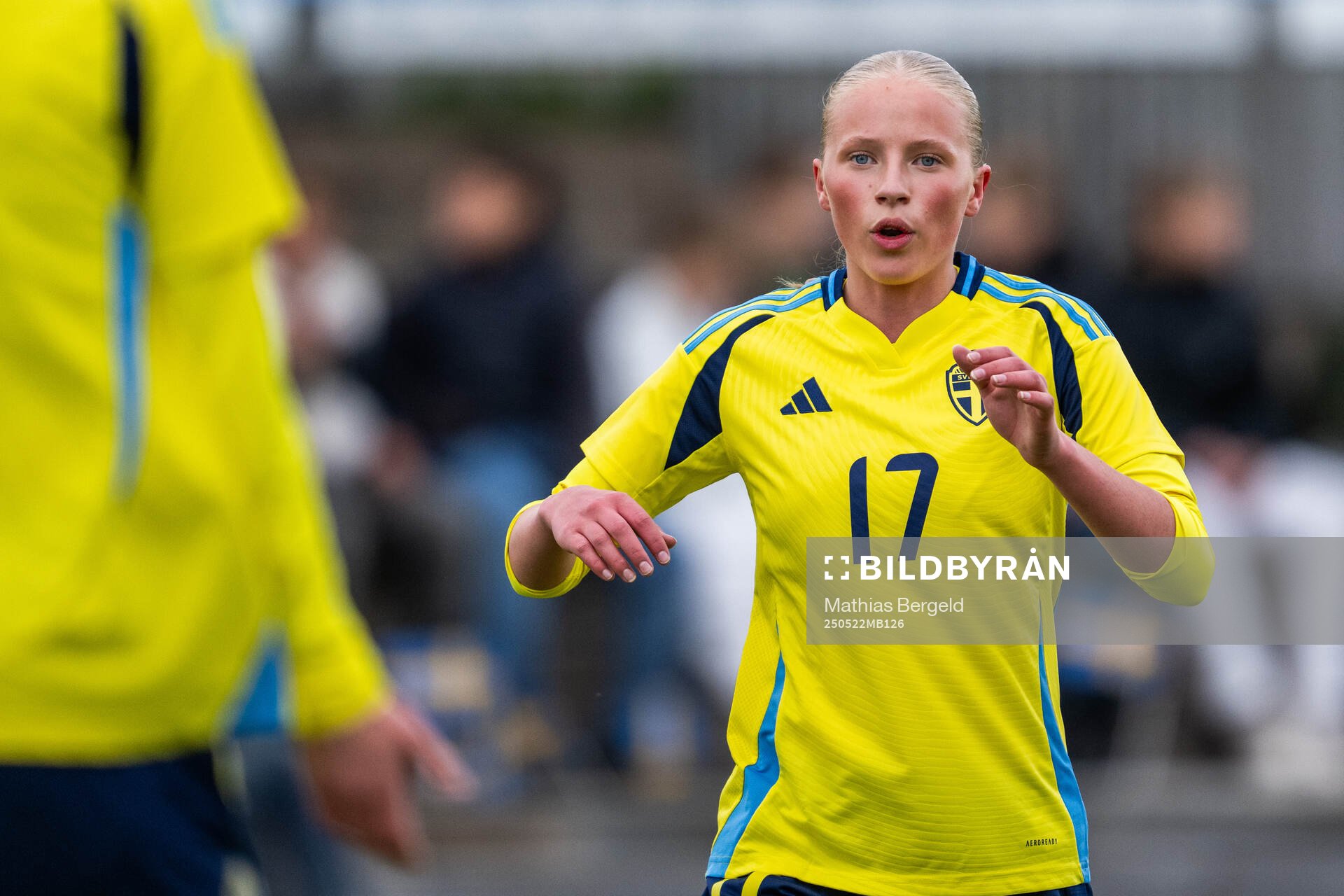 Sveriges Stina Myrén under F16-landskampen i fotboll mellan Sverige och Österrike den 22 maj 2025 i Smögen. 