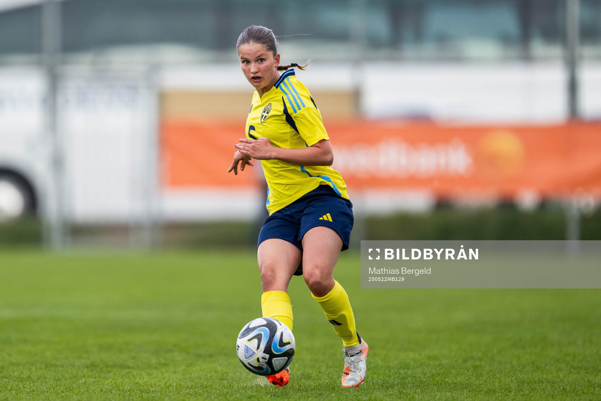 Sveriges Ella Edstrand under F16-landskampen i fotboll mellan Sverige och Österrike den 22 maj 2025 i Smögen. 