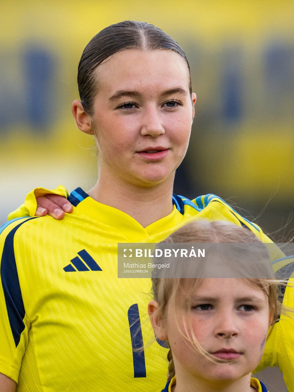 Sveriges Lillian Häggkvist vid line-up inför F16-landskampen i fotboll mellan Sverige och Österrike den 22 maj 2025 i Smögen. 