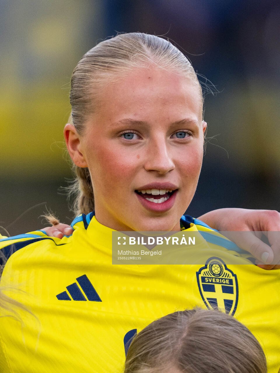 Sveriges Stina Myrén vid line-up inför F16-landskampen i fotboll mellan Sverige och Österrike den 22 maj 2025 i Smögen. 