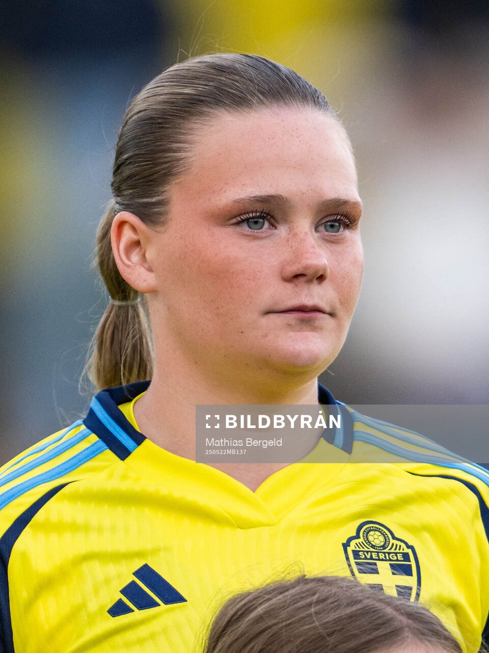 Sveriges Ellie Junetoft vid line-up inför F16-landskampen i fotboll mellan Sverige och Österrike den 22 maj 2025 i Smögen. 