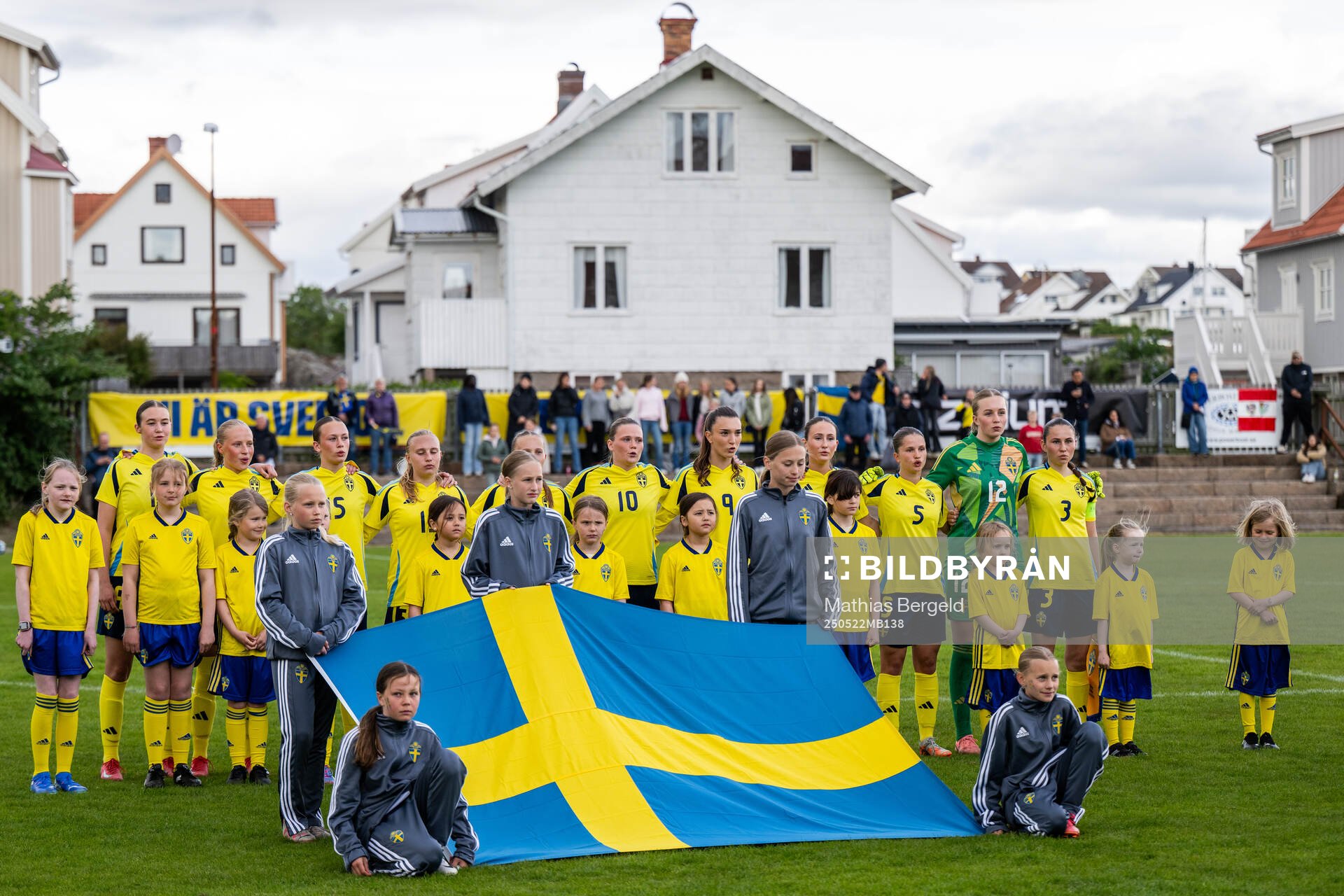 Sveriges spelare vid line-up inför F16-landskampen i fotboll mellan Sverige och Österrike den 22 maj 2025 i Smögen. 