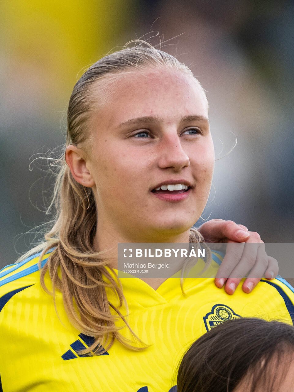 Sveriges Alva Wessberg vid line-up inför F16-landskampen i fotboll mellan Sverige och Österrike den 22 maj 2025 i Smögen. 