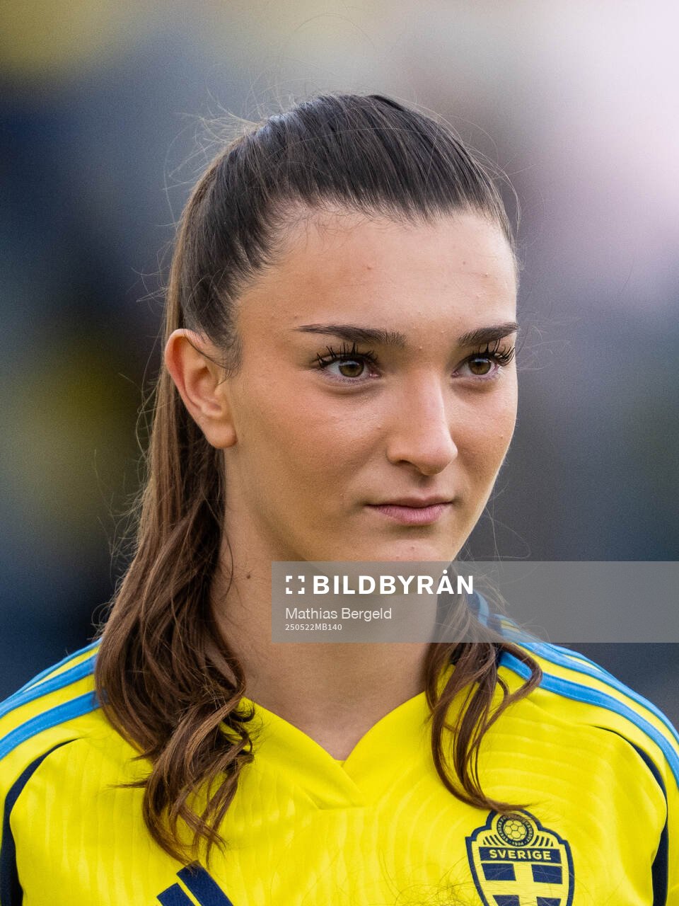 Sveriges Rona Krasniqi vid line-up inför F16-landskampen i fotboll mellan Sverige och Österrike den 22 maj 2025 i Smögen. 