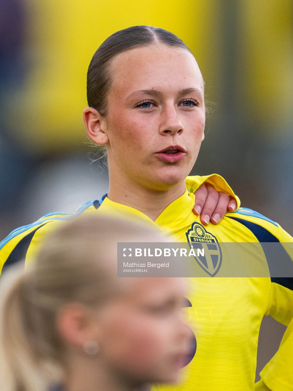 Sveriges Lovisa Breland vid line-up inför F16-landskampen i fotboll mellan Sverige och Österrike den 22 maj 2025 i Smögen. 