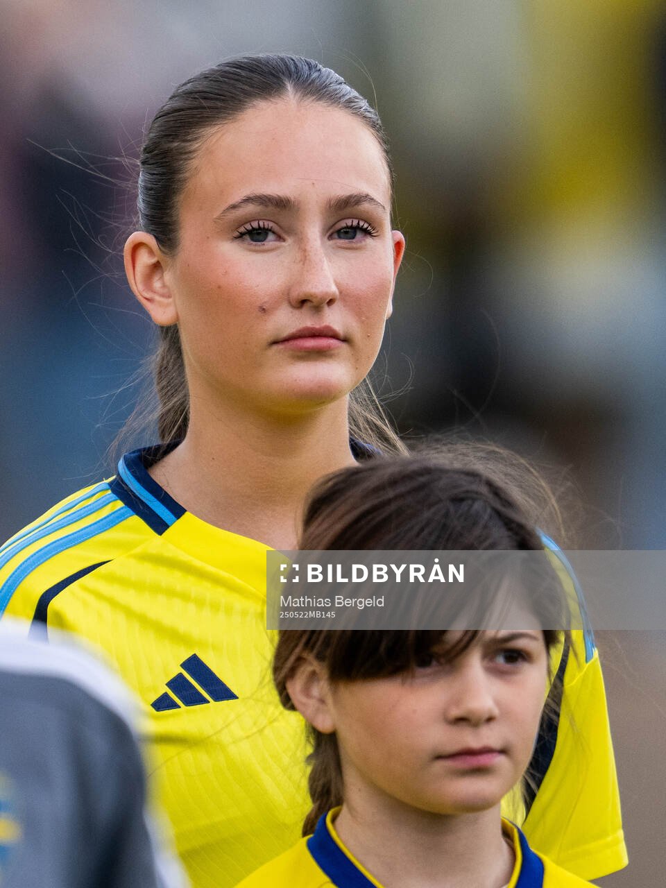 Sveriges Alice Rådsjö vid line-up inför F16-landskampen i fotboll mellan Sverige och Österrike den 22 maj 2025 i Smögen. 