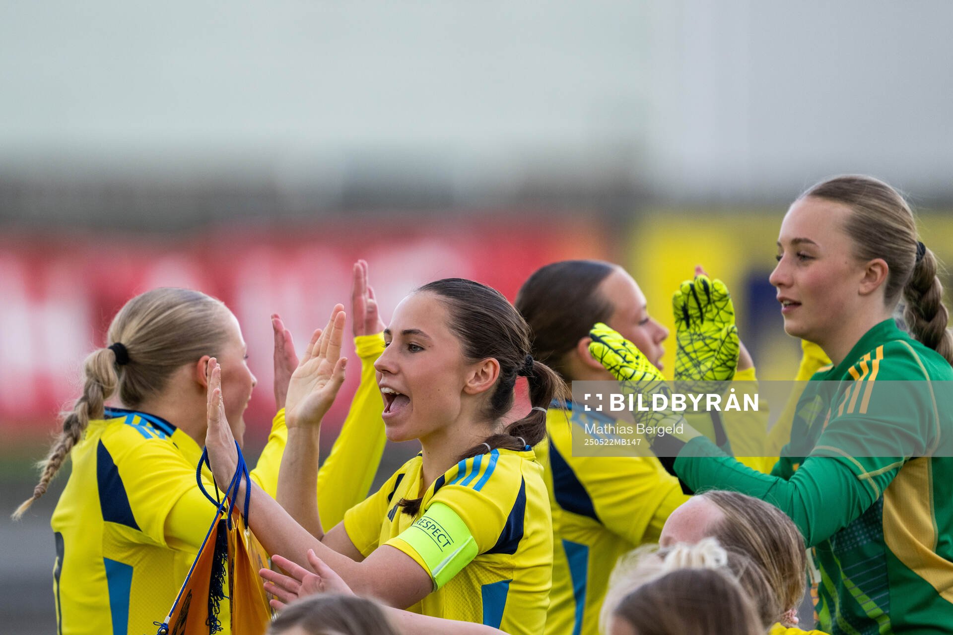 Sveriges Ebba Hertzell och målvakt Alice Olsson inför F16-landskampen i fotboll mellan Sverige och Österrike den 22 maj 2025 i Smögen. 
