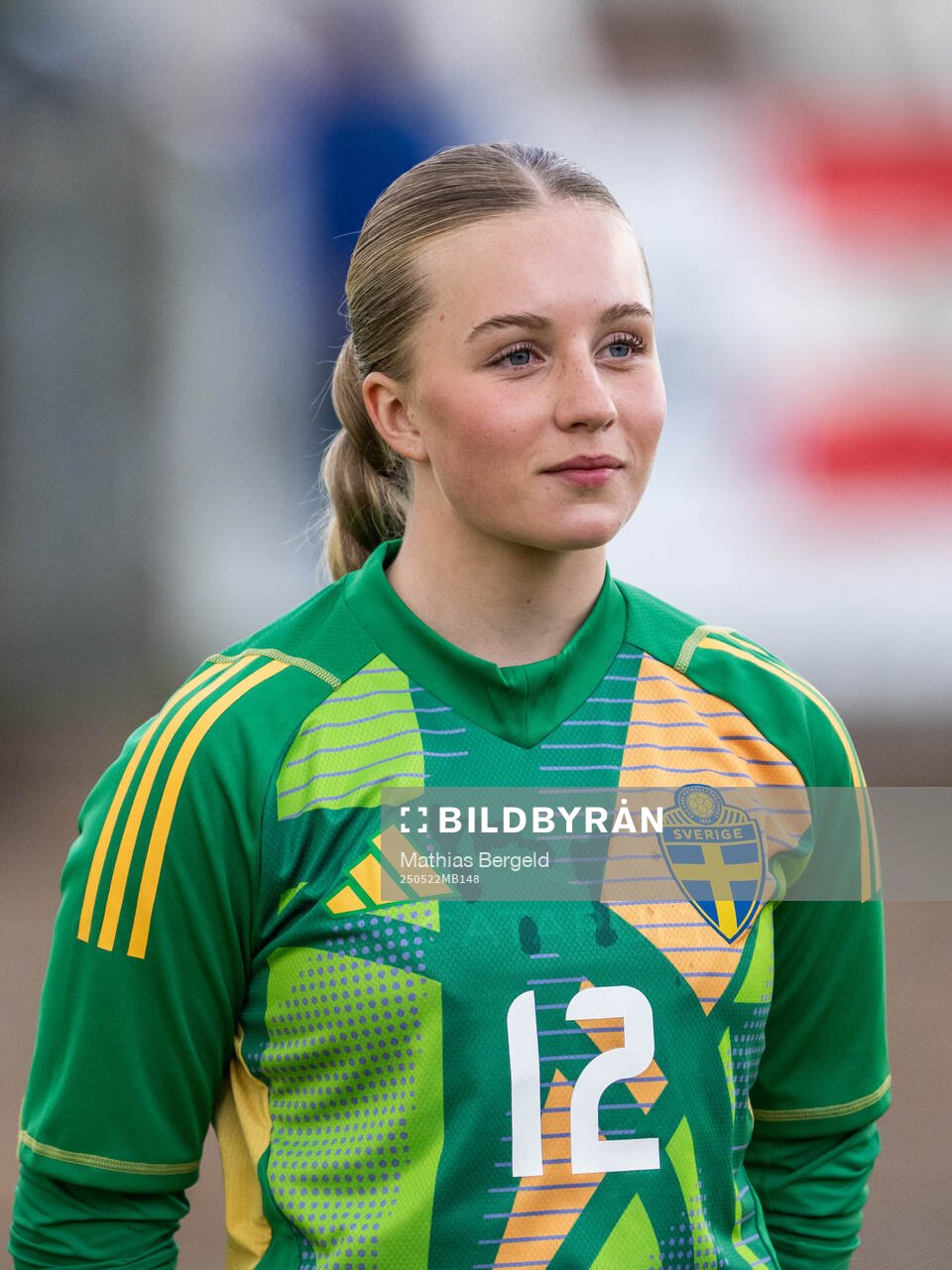 Sveriges målvakt Alice Olsson vid line-up inför F16-landskampen i fotboll mellan Sverige och Österrike den 22 maj 2025 i Smögen. 