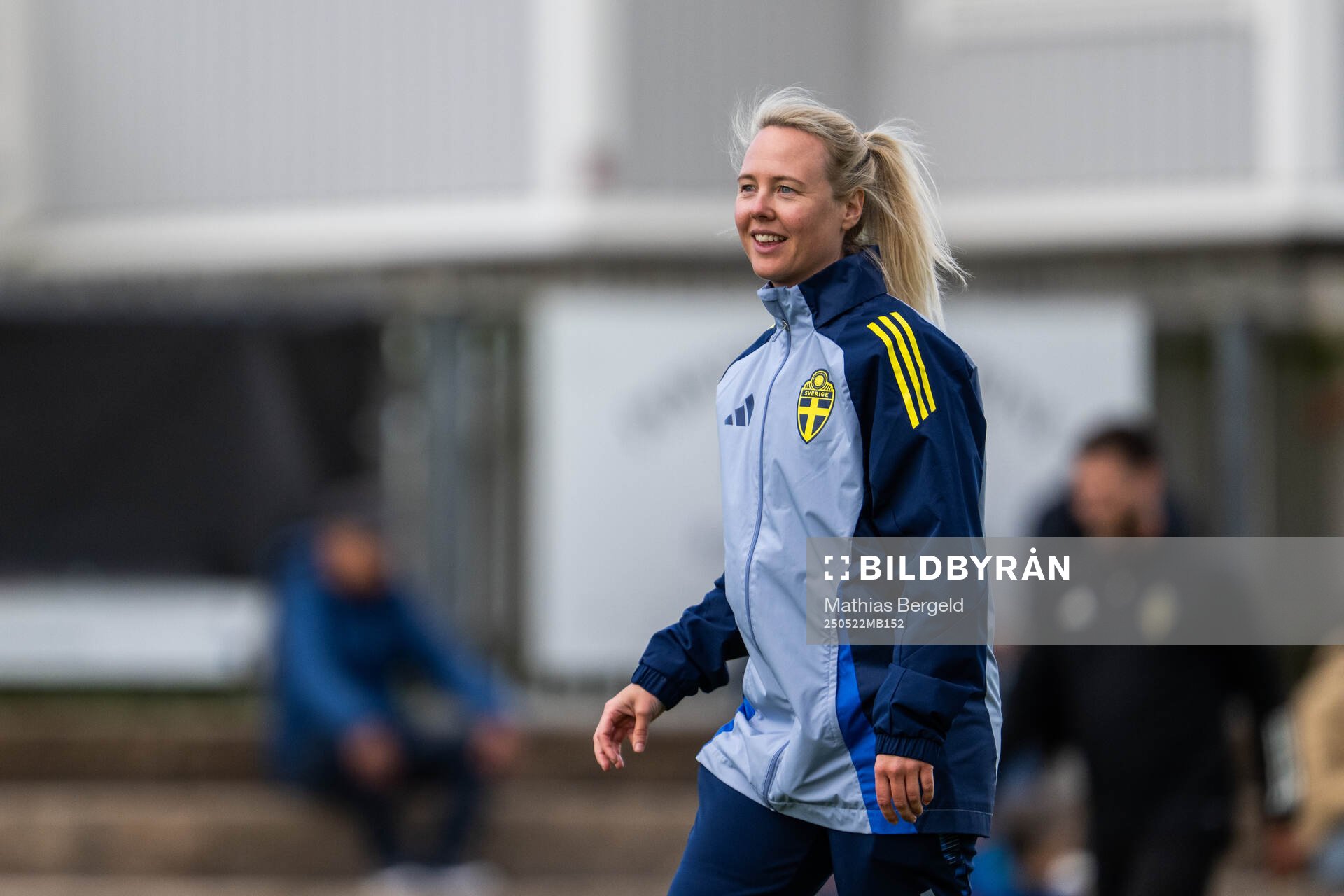 Sveriges fysioterapeut Isabelle Hållén inför F16-landskampen i fotboll mellan Sverige och Österrike den 22 maj 2025 i Smögen. 