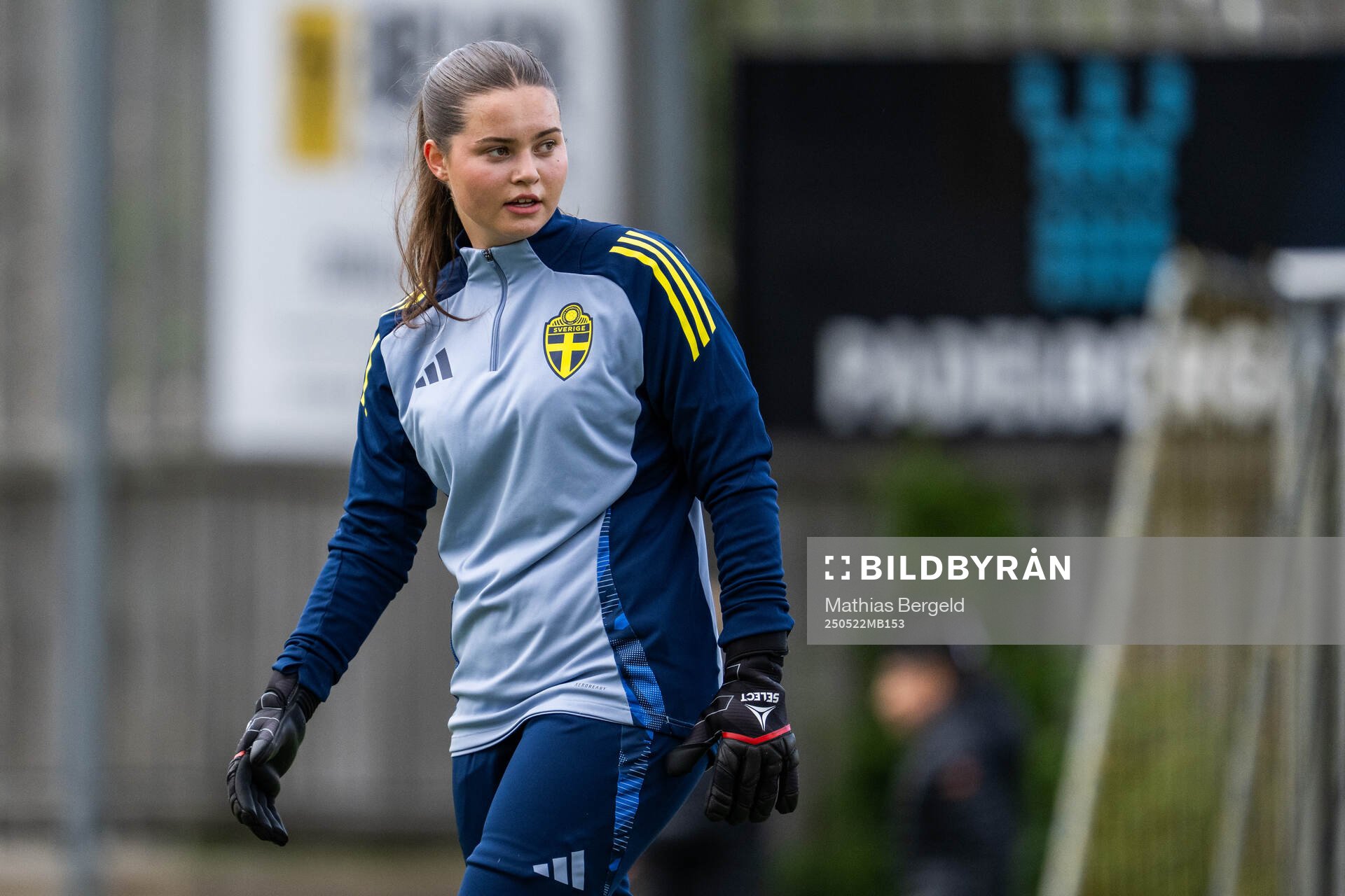 Sveriges målvakt Leah Kembel inför F16-landskampen i fotboll mellan Sverige och Österrike den 22 maj 2025 i Smögen. 