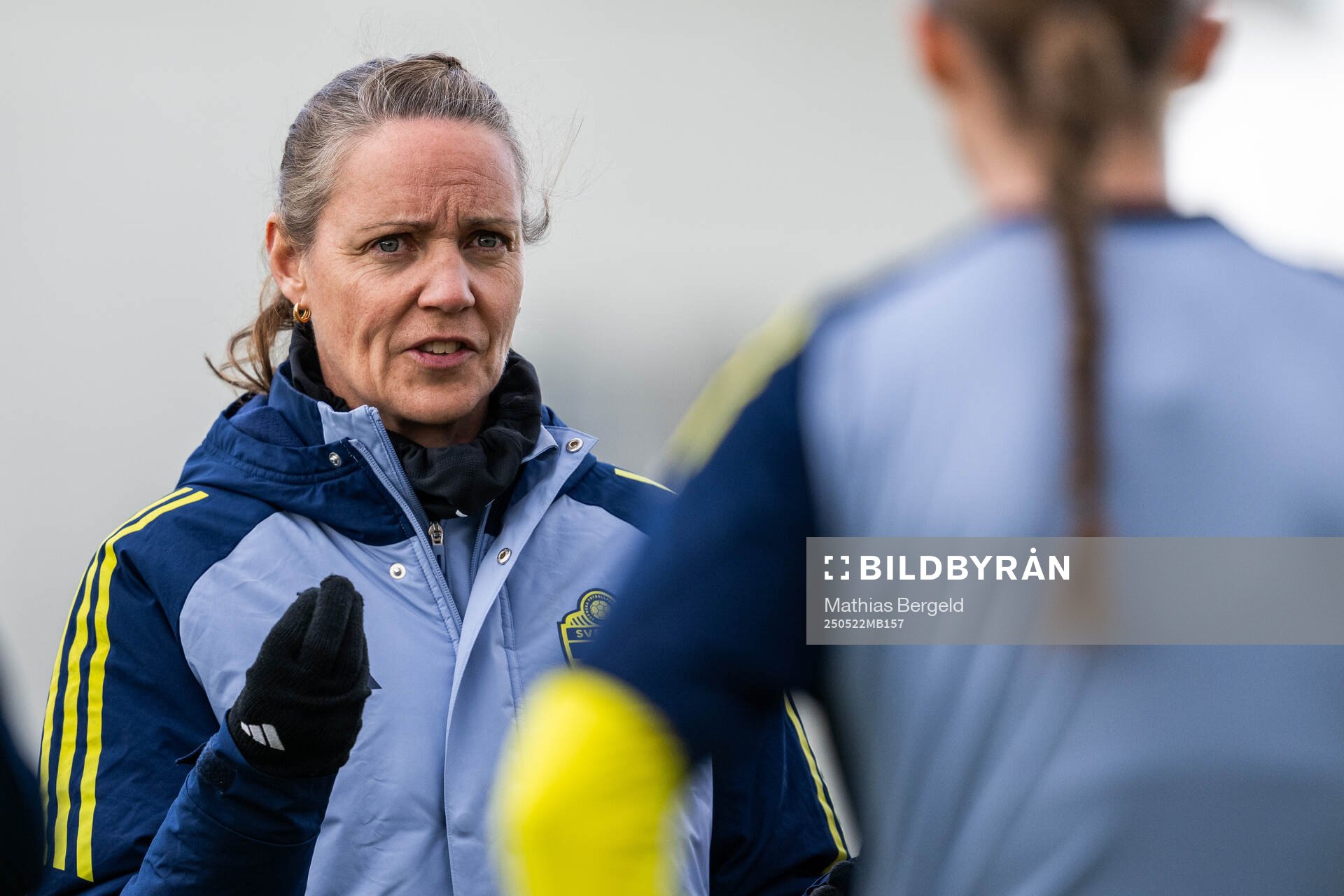 Sveriges förbundskapten Lovisa Delby inför F16-landskampen i fotboll mellan Sverige och Österrike den 22 maj 2025 i Smögen. 