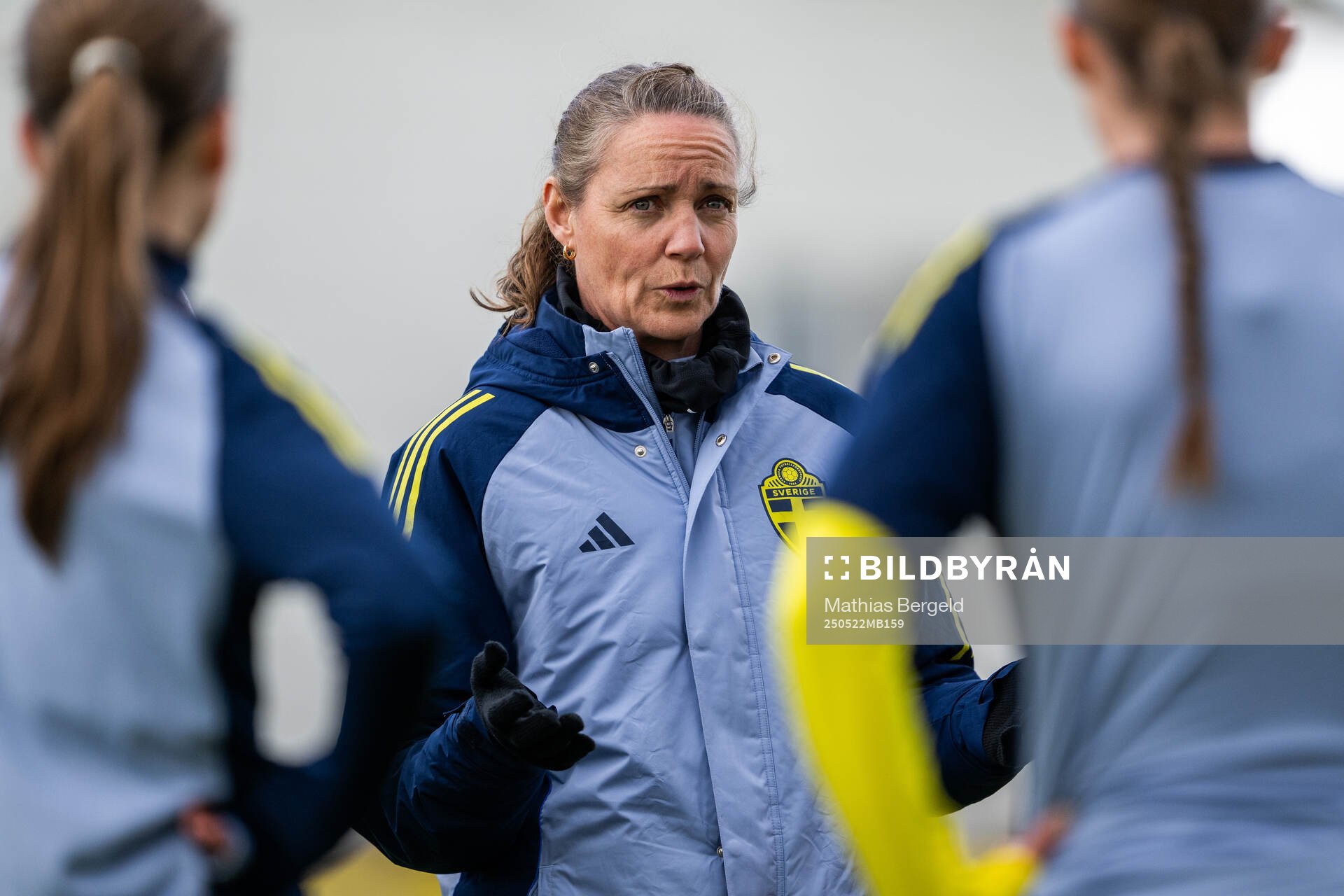 Sveriges förbundskapten Lovisa Delby inför F16-landskampen i fotboll mellan Sverige och Österrike den 22 maj 2025 i Smögen. 