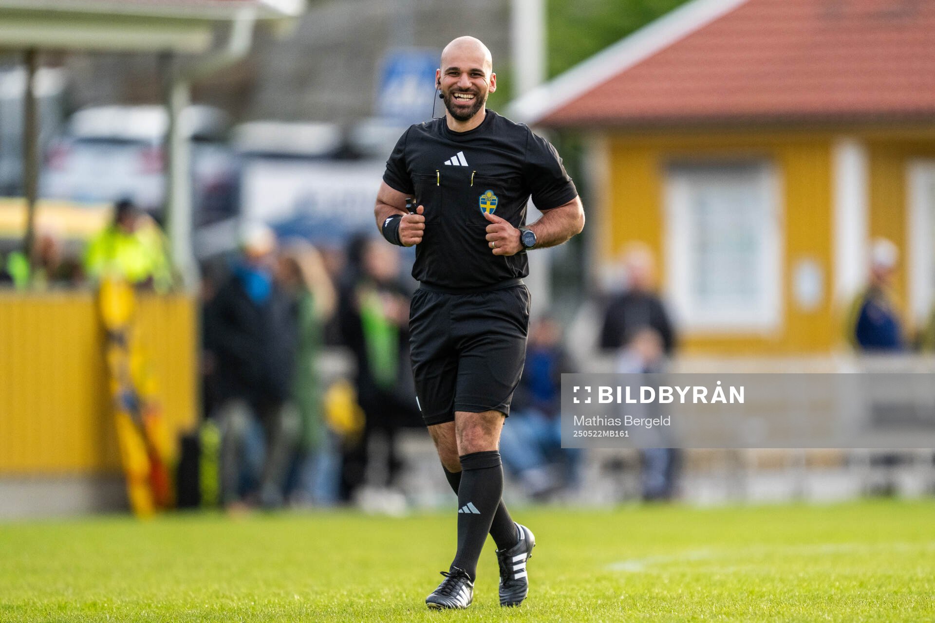 Domare Darbaz Hussein under F16-landskampen i fotboll mellan Sverige och Österrike den 22 maj 2025 i Smögen. 
