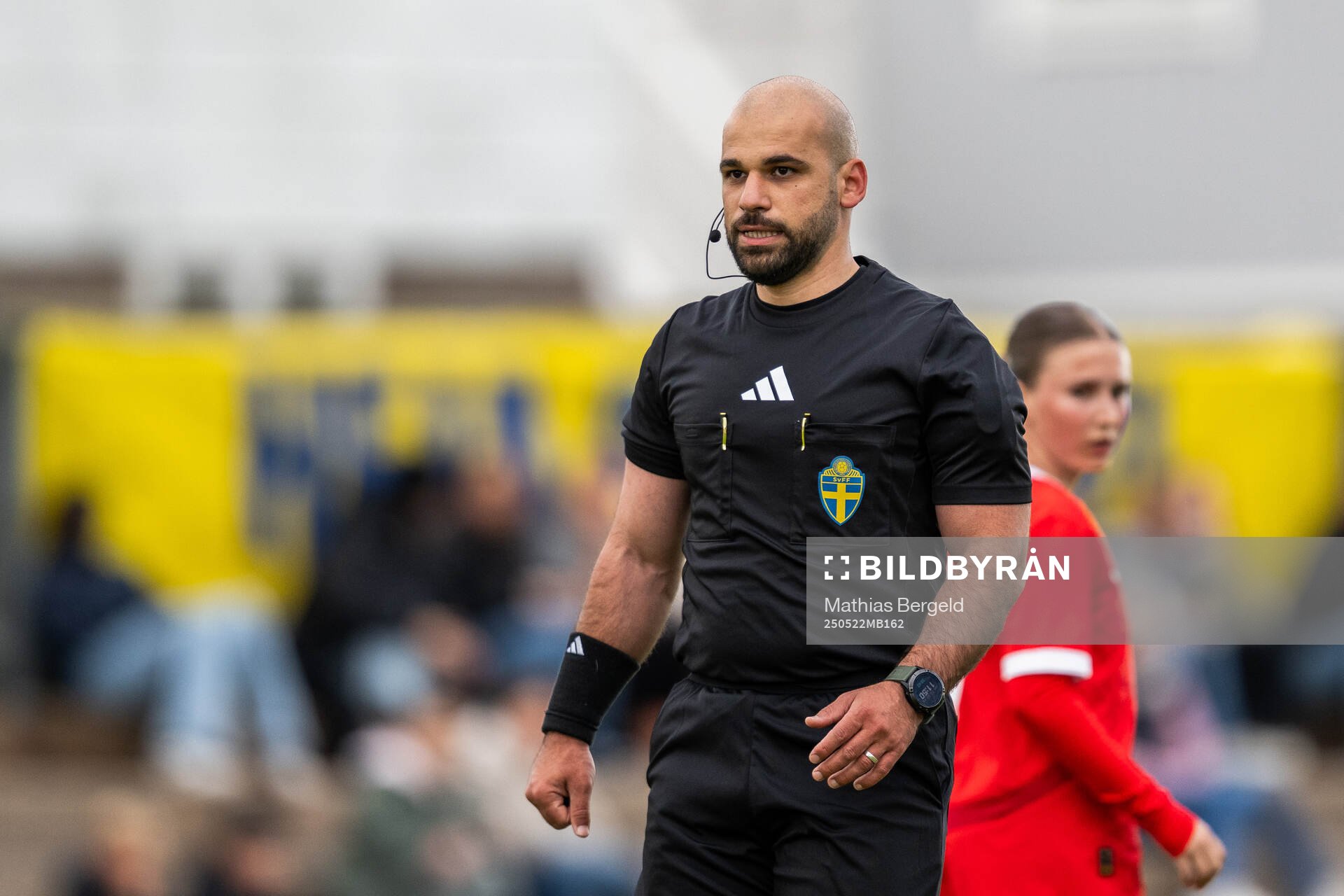 Domare Darbaz Hussein under F16-landskampen i fotboll mellan Sverige och Österrike den 22 maj 2025 i Smögen. 