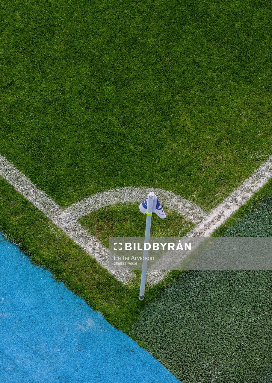 Hörnflaggan på Eleda Stadion inför fotbollsmatchen i Allsvenskan mellan Malmö FF och AIK den 22 maj 2025 i Malmö. 