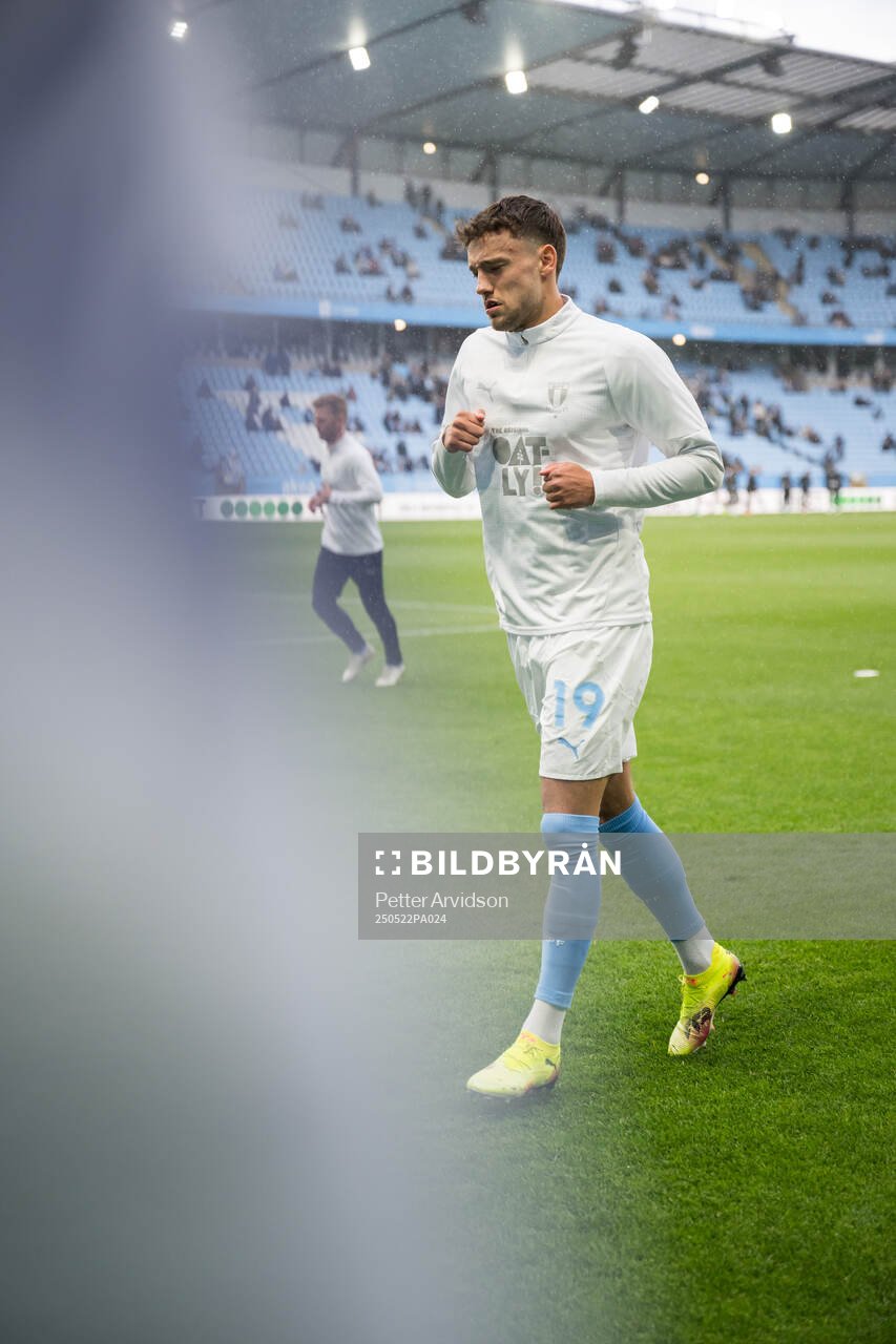 Malmö FFs Colin Rösler inför fotbollsmatchen i Allsvenskan mellan Malmö FF och AIK den 22 maj 2025 i Malmö. 