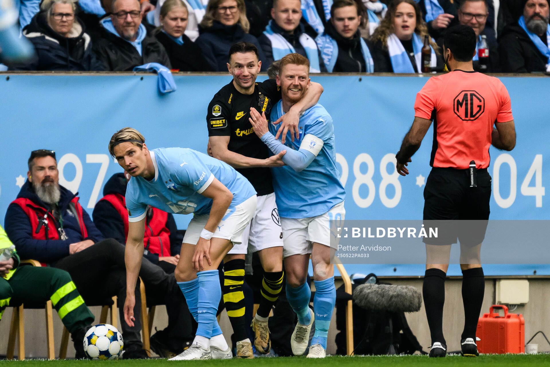 AIKs Bersant Celina och Malmö FFs Anders Christiansen under fotbollsmatchen i Allsvenskan mellan Malmö FF och AIK den 22 maj 2025 i Malmö. 