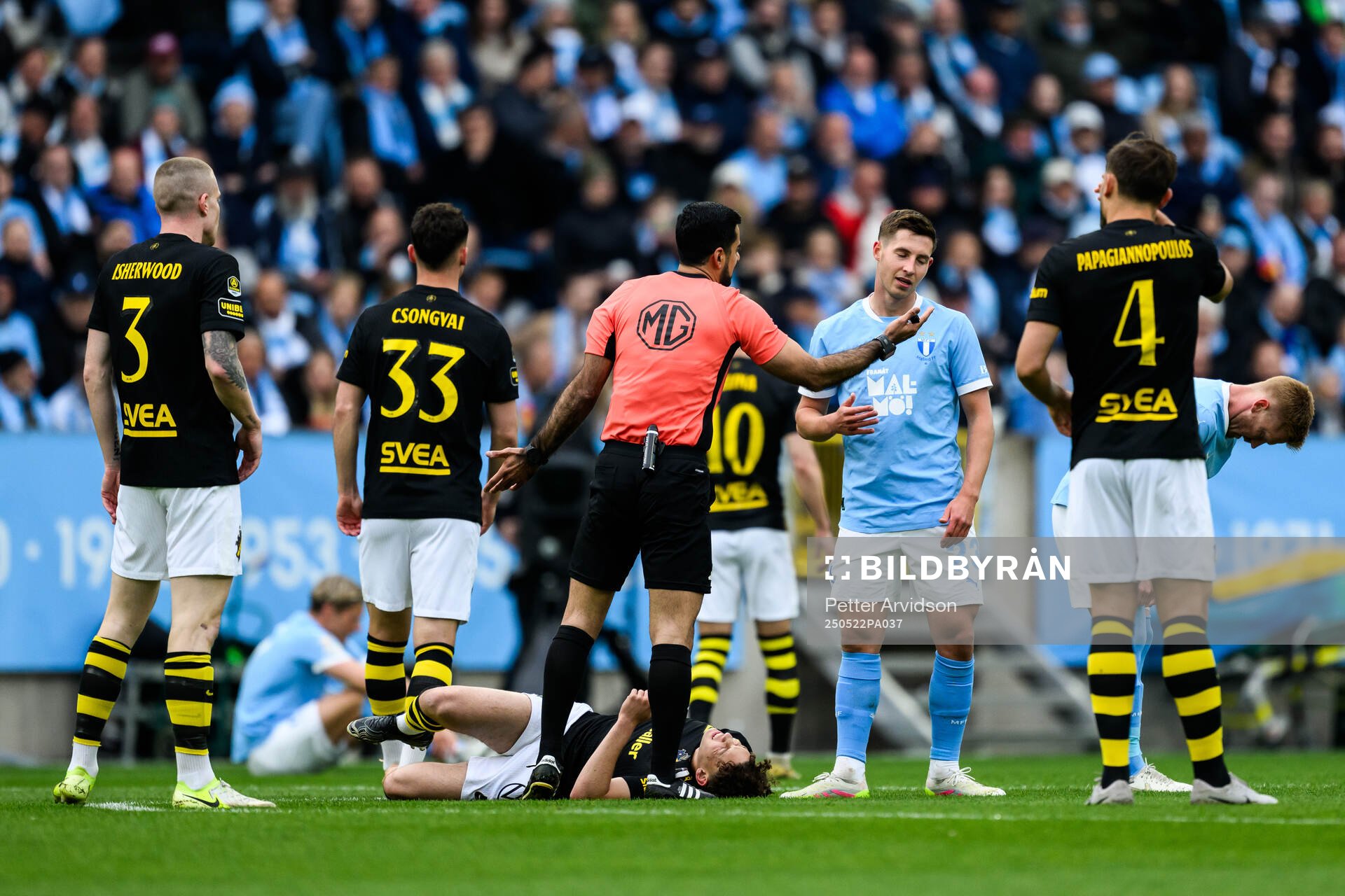 Malmö FFs Lasse Berg Johnsen och Domare Mohammed Al-Hakim under fotbollsmatchen i Allsvenskan mellan Malmö FF och AIK den 22 maj 2025 i Malmö.