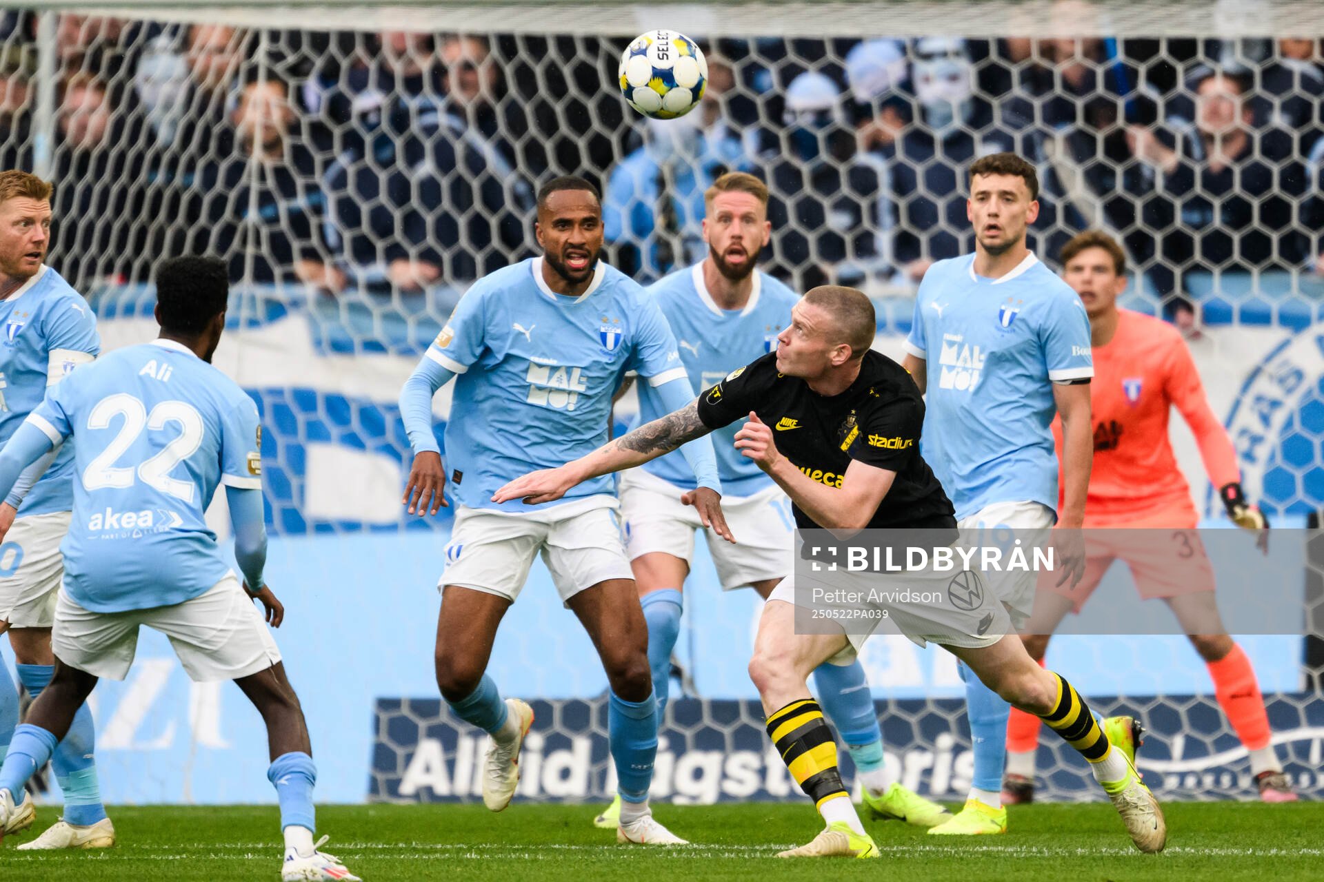 AIKs Thomas Poppler Isherwood och Malmö FFs Isaac Kiese Thelin under fotbollsmatchen i Allsvenskan mellan Malmö FF och AIK den 22 maj 2025 i Malmö.