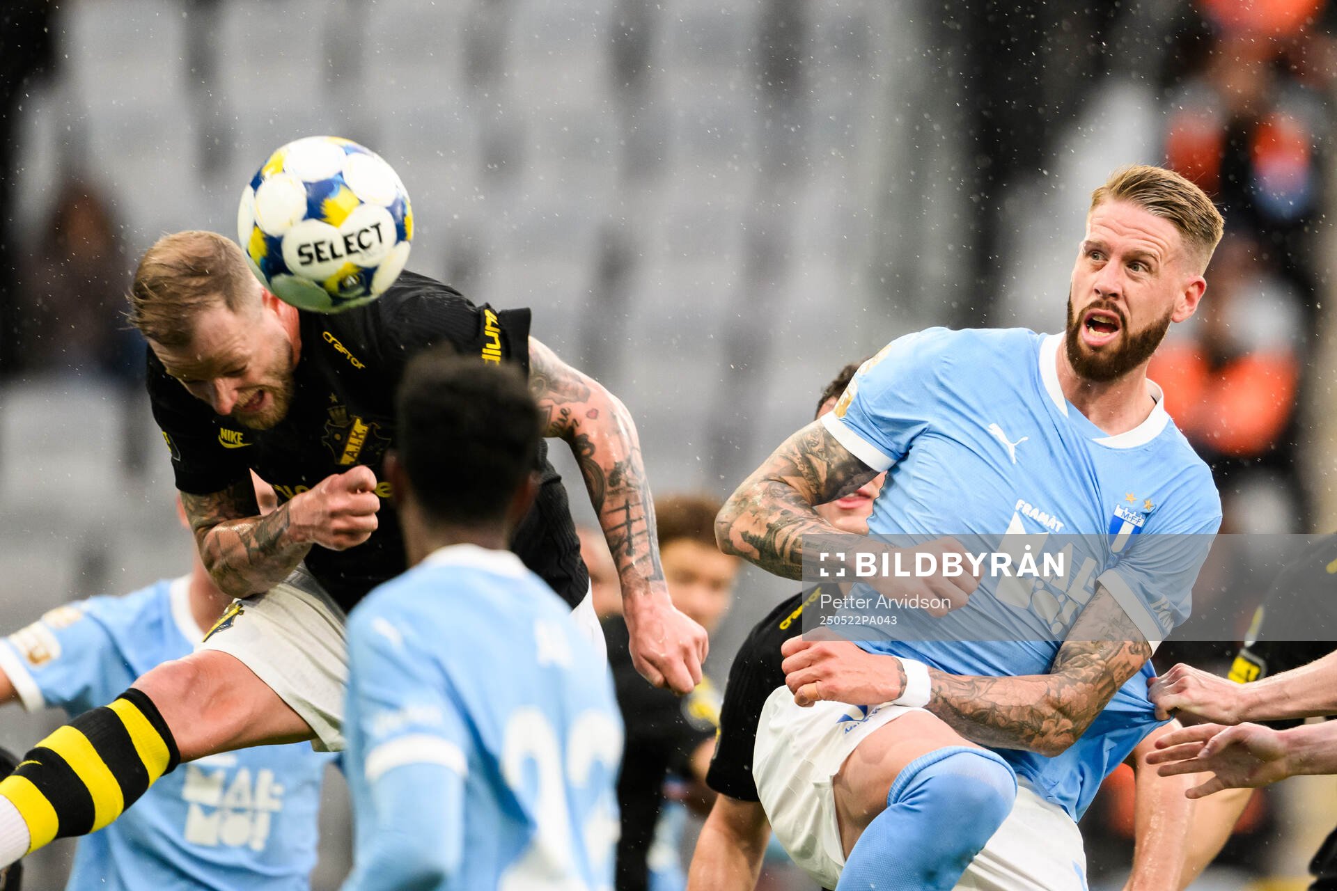 AIKs John Guidetti och Malmö FFs Pontus Jansson under fotbollsmatchen i Allsvenskan mellan Malmö FF och AIK den 22 maj 2025 i Malmö. 
