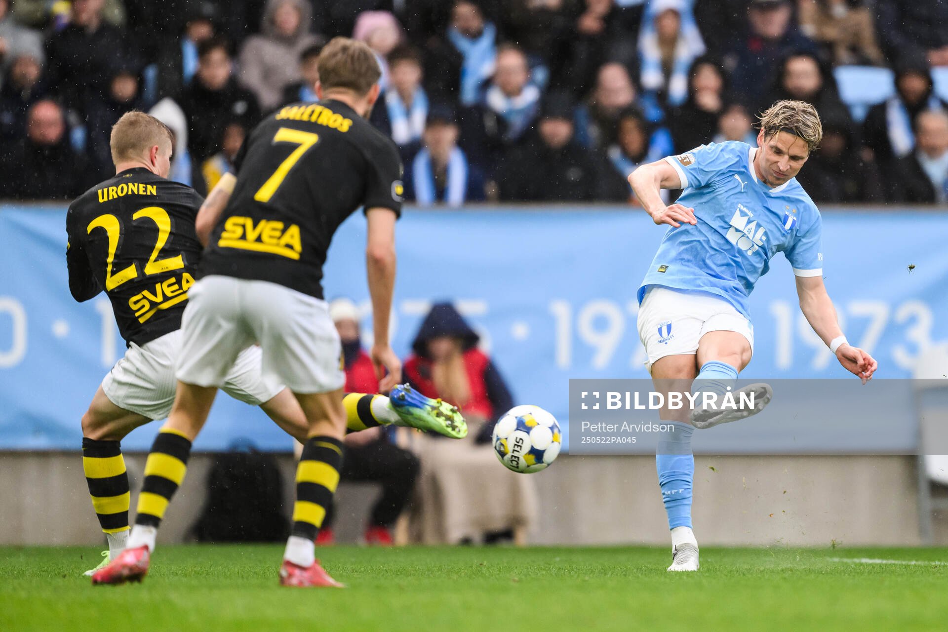 Malmö FFs Jens Stryger Larsen under fotbollsmatchen i Allsvenskan mellan Malmö FF och AIK den 22 maj 2025 i Malmö. 