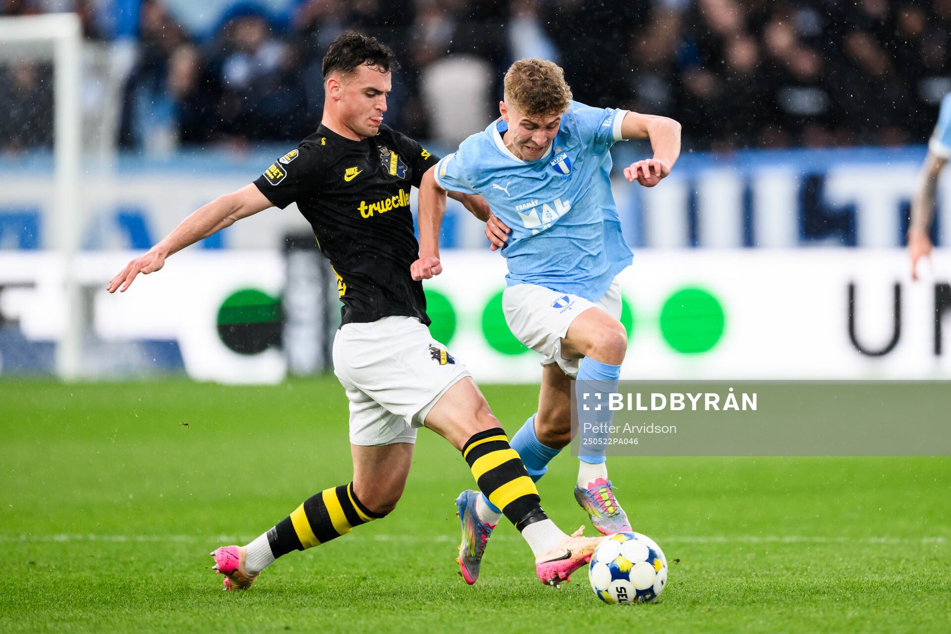 AIKs Áron Csongvai och Malmö FFs Hugo Bolin under fotbollsmatchen i Allsvenskan mellan Malmö FF och AIK den 22 maj 2025 i Malmö. 