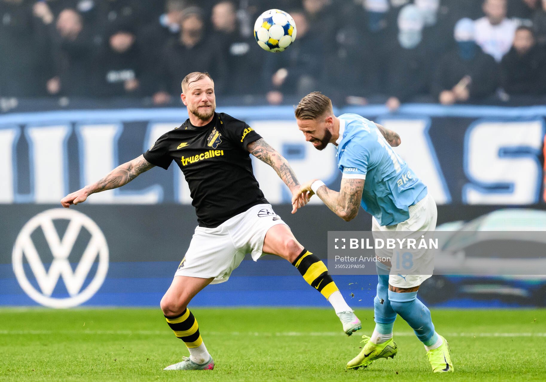 AIKs John Guidetti och Malmö FFs Pontus Jansson under fotbollsmatchen i Allsvenskan mellan Malmö FF och AIK den 22 maj 2025 i Malmö. 