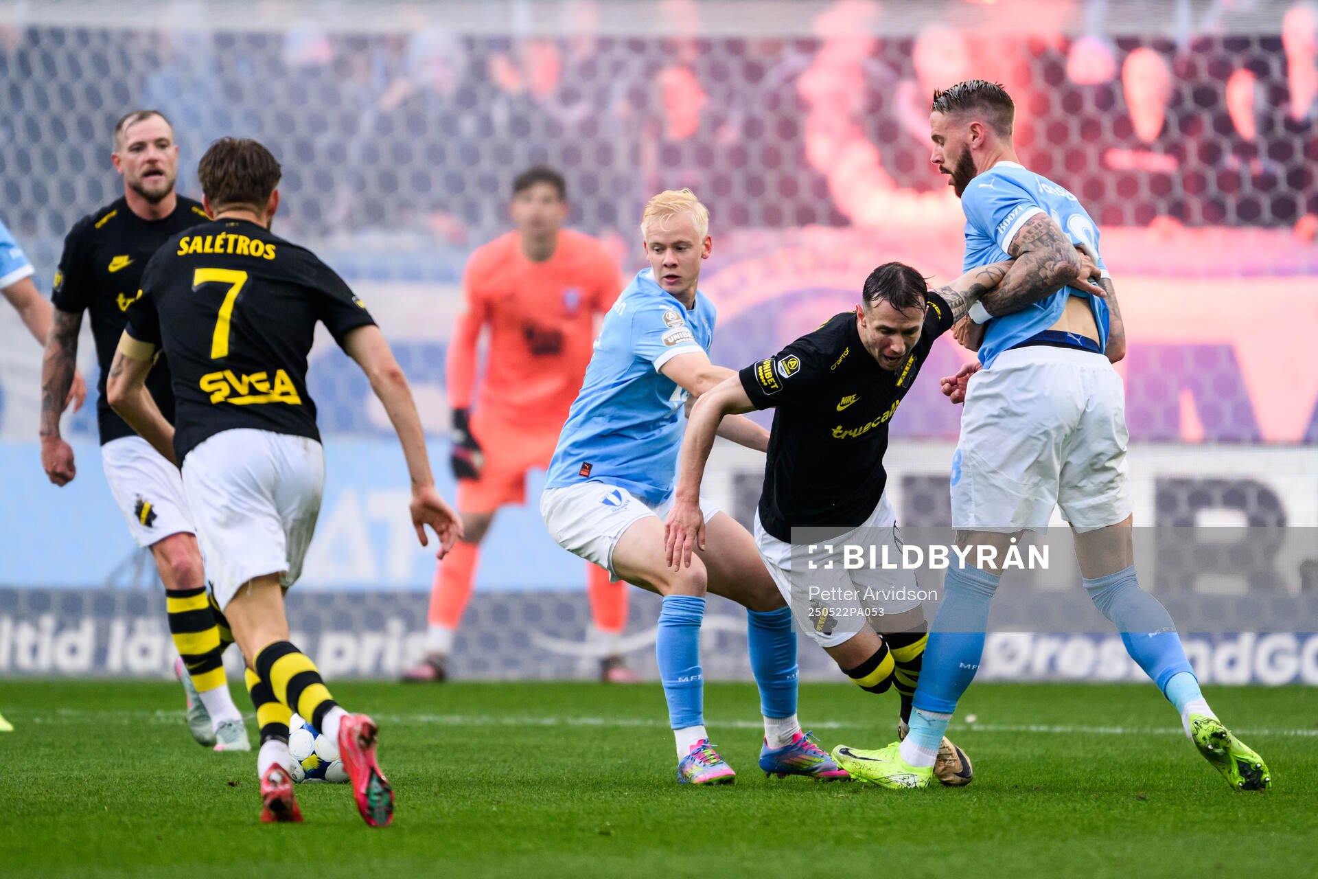 Malmö FFs Otto Rosengren och Pontus Jansson och AIKs Bersant Celina under fotbollsmatchen i Allsvenskan mellan Malmö FF och AIK den 22 maj 2025 i Malmö.