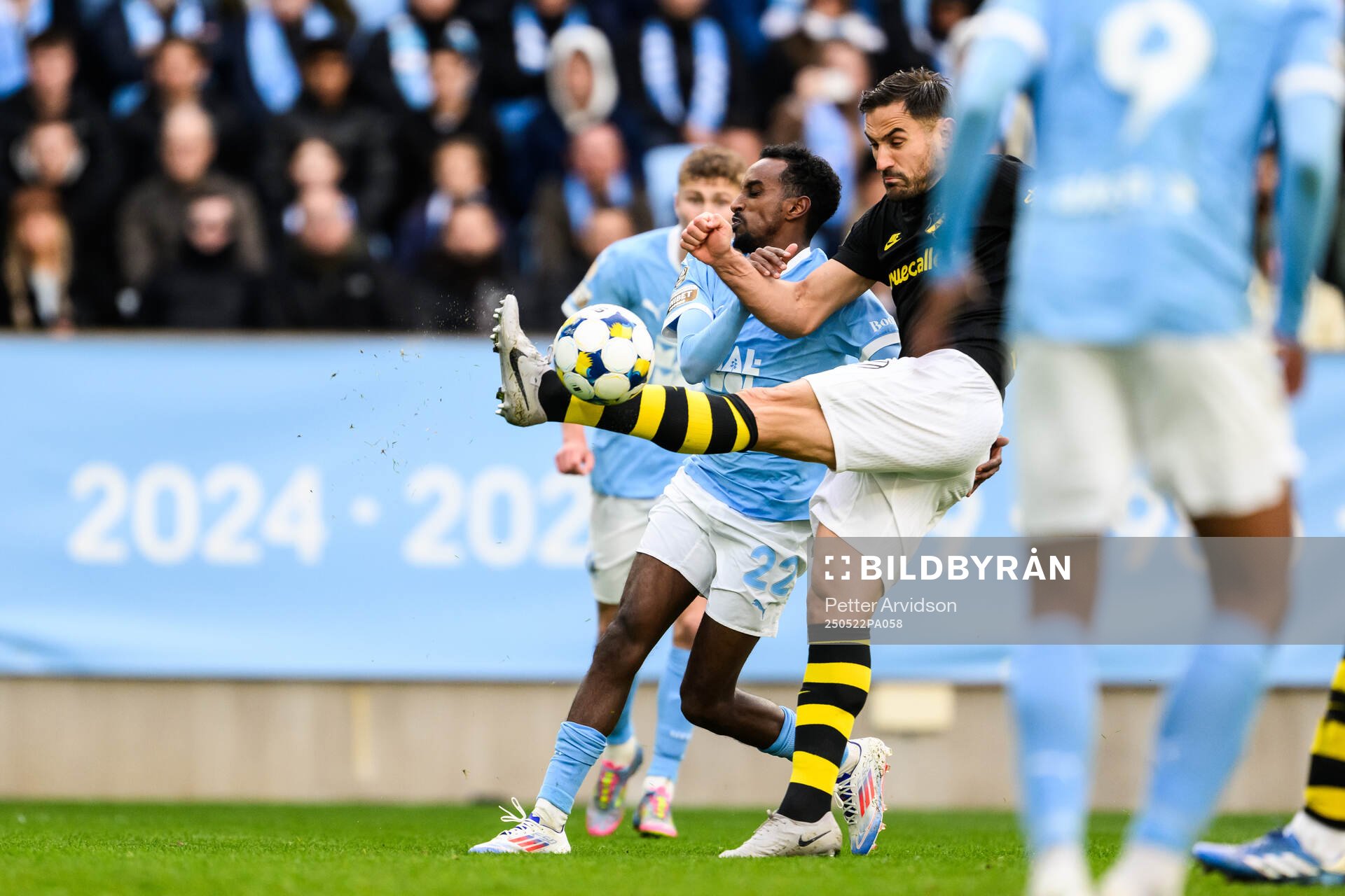 Malmö FFs Taha Ali och AIKs Sotirios Papagiannopoulos under fotbollsmatchen i Allsvenskan mellan Malmö FF och AIK den 22 maj 2025 i Malmö. 