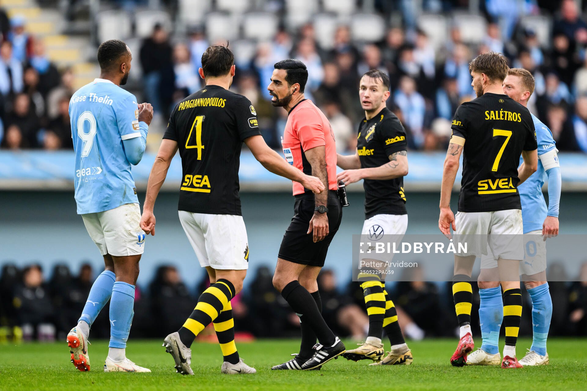 Malmö FFs Isaac Kiese Thelin Domare Mohammed Al-Hakim under fotbollsmatchen i Allsvenskan mellan Malmö FF och AIK den 22 maj 2025 i Malmö. 