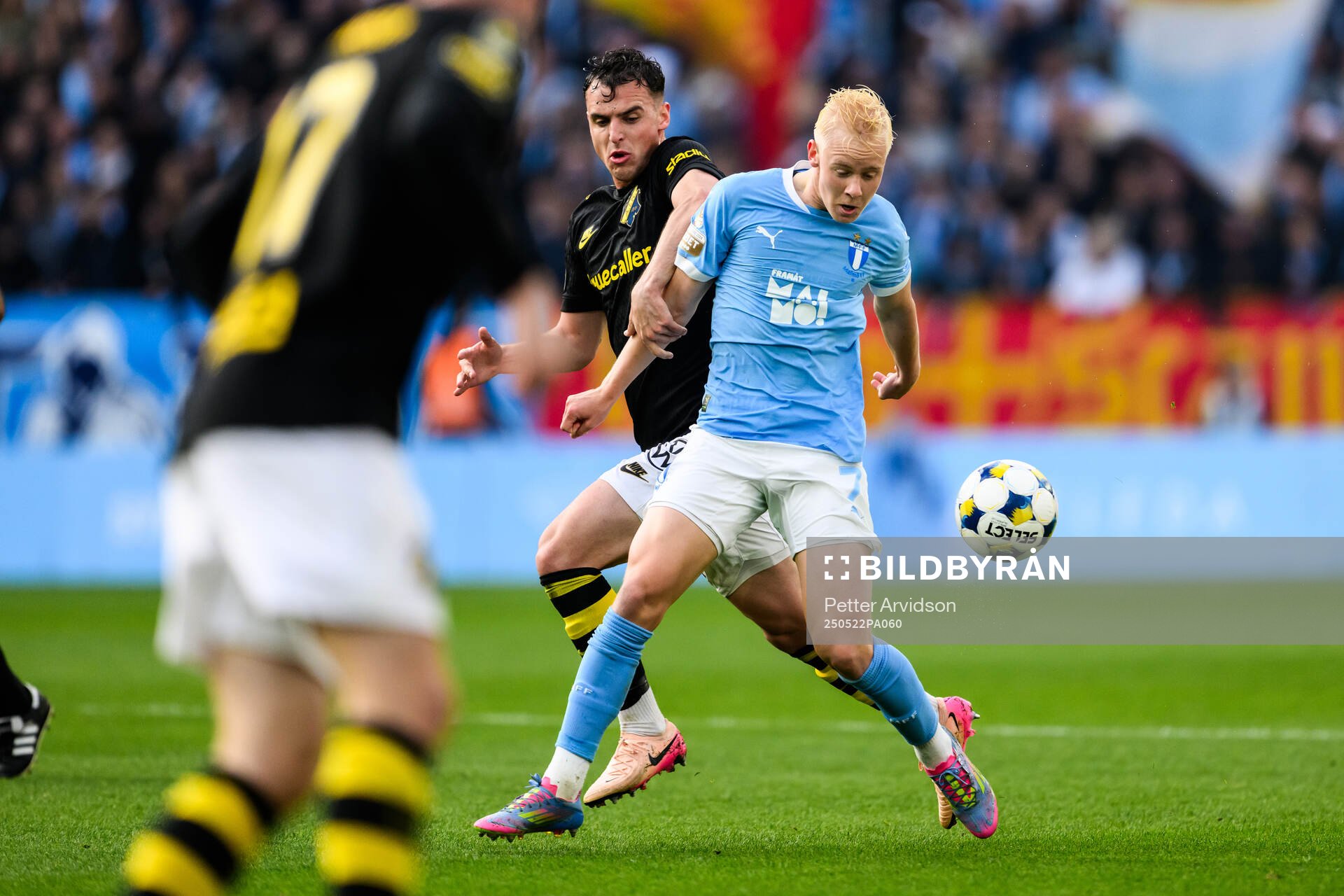 AIKs Áron Csongvai och Malmö FFs Otto Rosengren under fotbollsmatchen i Allsvenskan mellan Malmö FF och AIK den 22 maj 2025 i Malmö. 