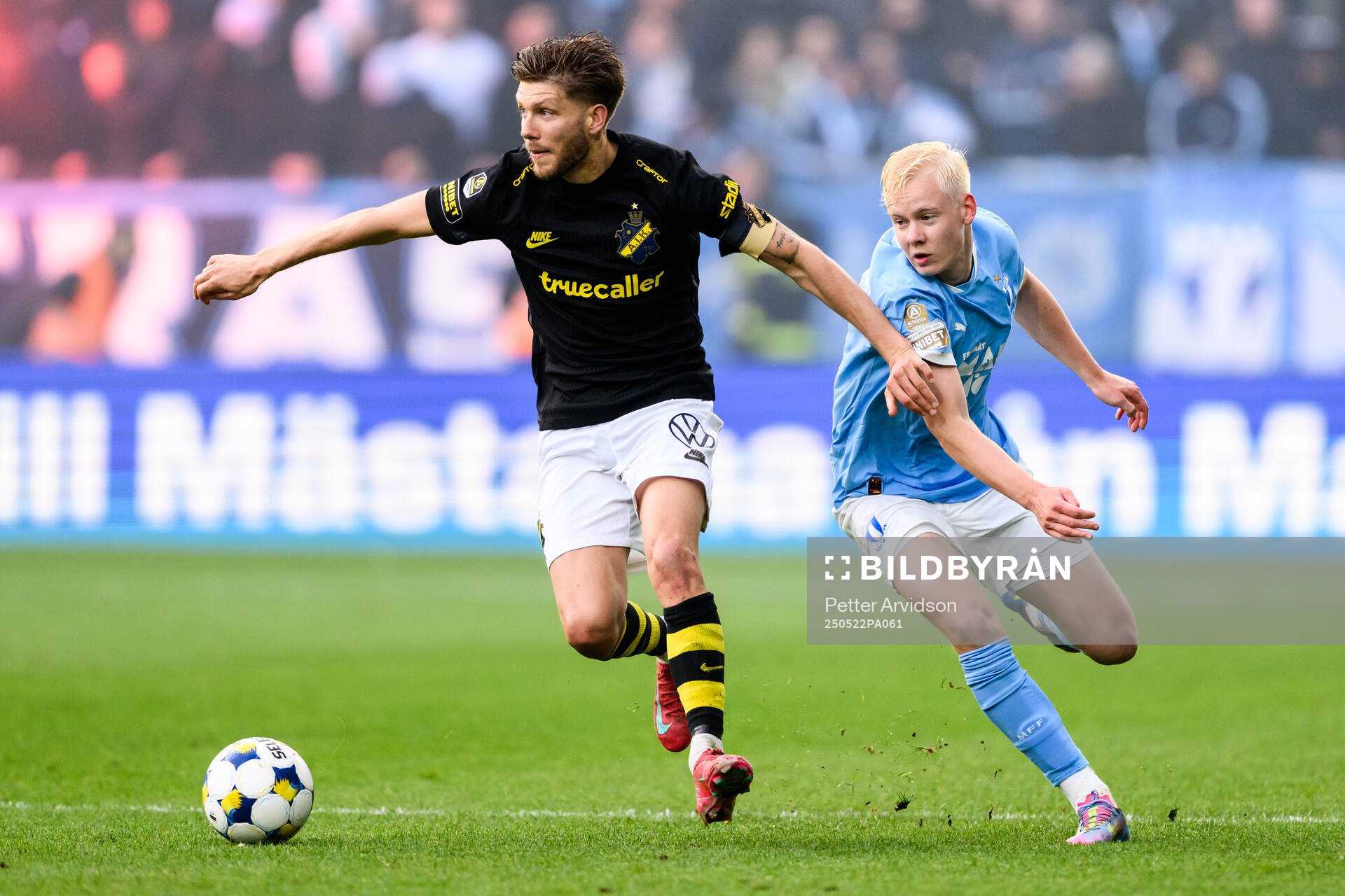 AIKs Anton Salétros och Malmö FFs Otto Rosengren under fotbollsmatchen i Allsvenskan mellan Malmö FF och AIK den 22 maj 2025 i Malmö. 