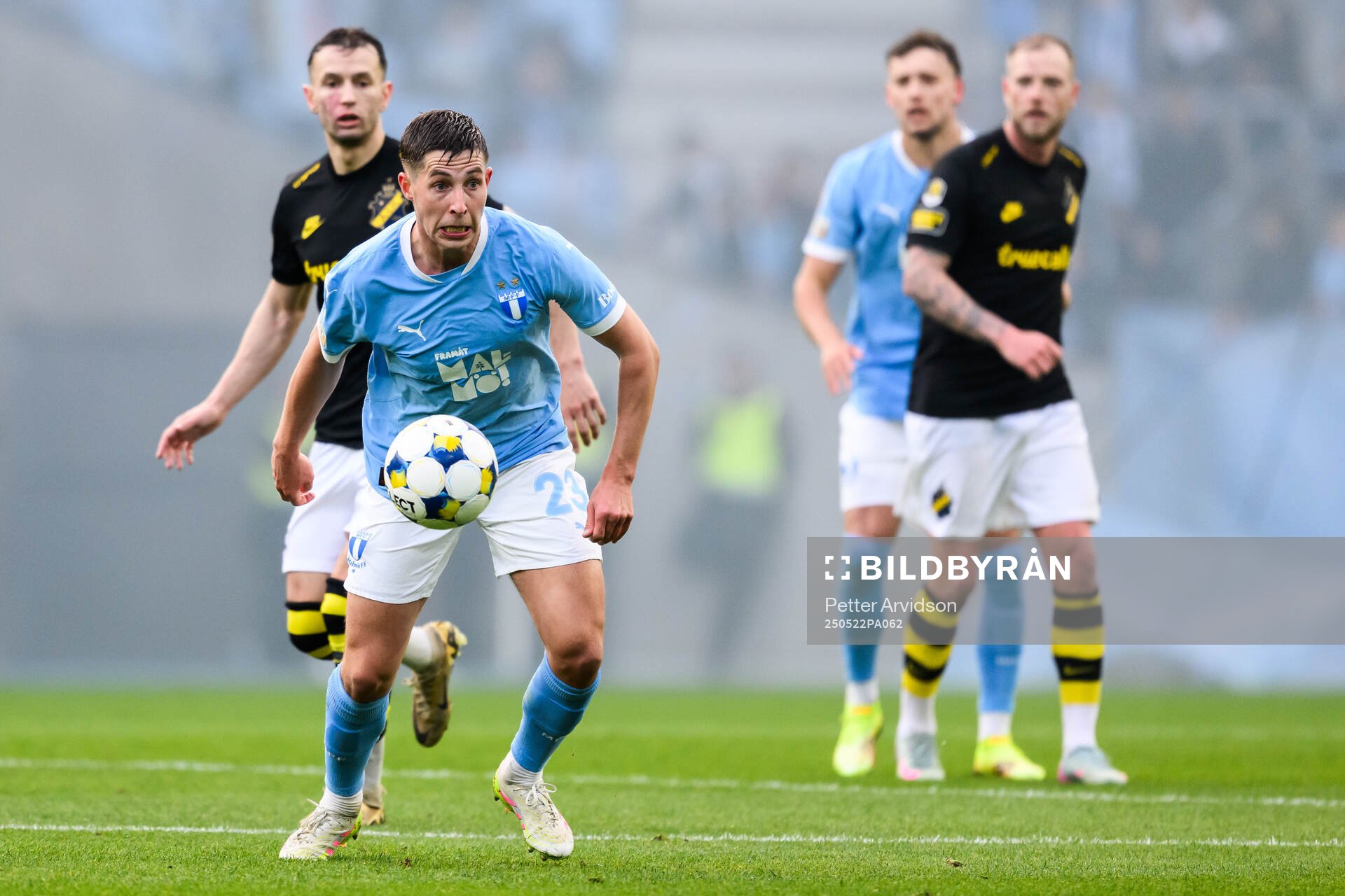 Malmö FFs Lasse Berg Johnsen under fotbollsmatchen i Allsvenskan mellan Malmö FF och AIK den 22 maj 2025 i Malmö. 